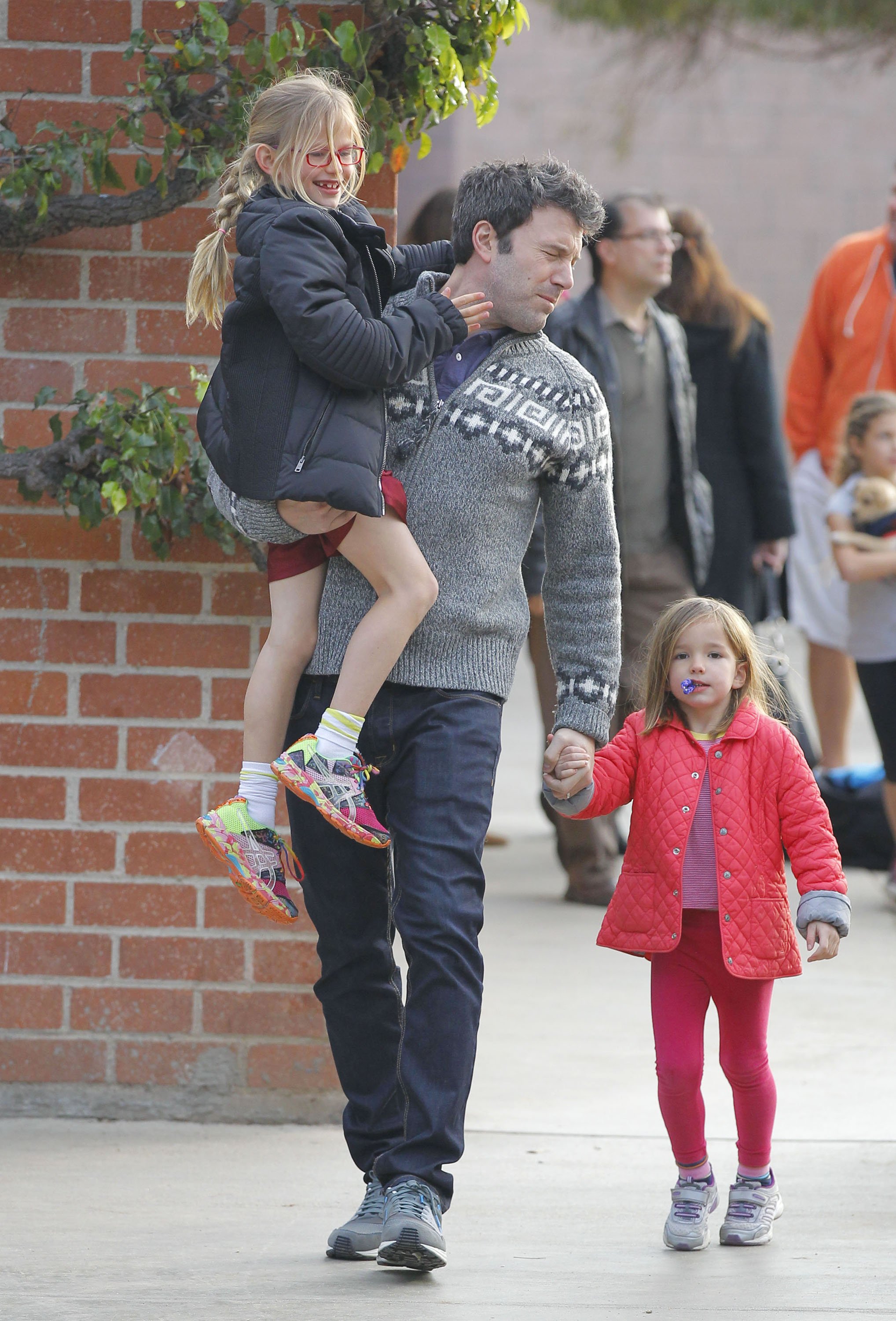 Ben Affleck and his daughters, Violet and Seraphina Affleck, leaving the park on December 08, 2013 in Los Angeles, California | Source: Getty Images