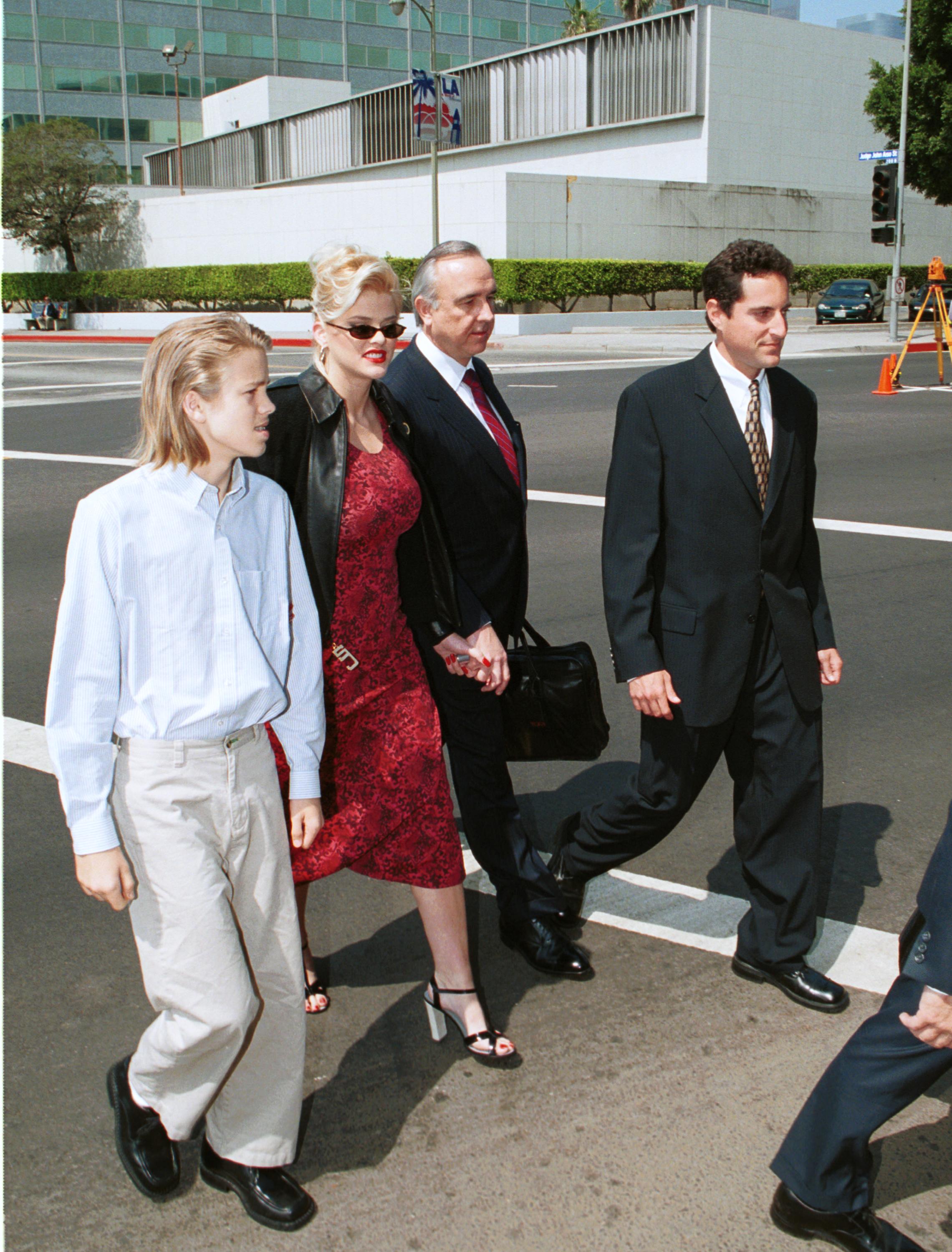 Model Anna Nicole Smith (in sunglasses) with her son Daniel (left) and her attorneys outside the Los Angeles courthouse July 25, 2000 in Los Angeles, Ca. | Source: Getty Images