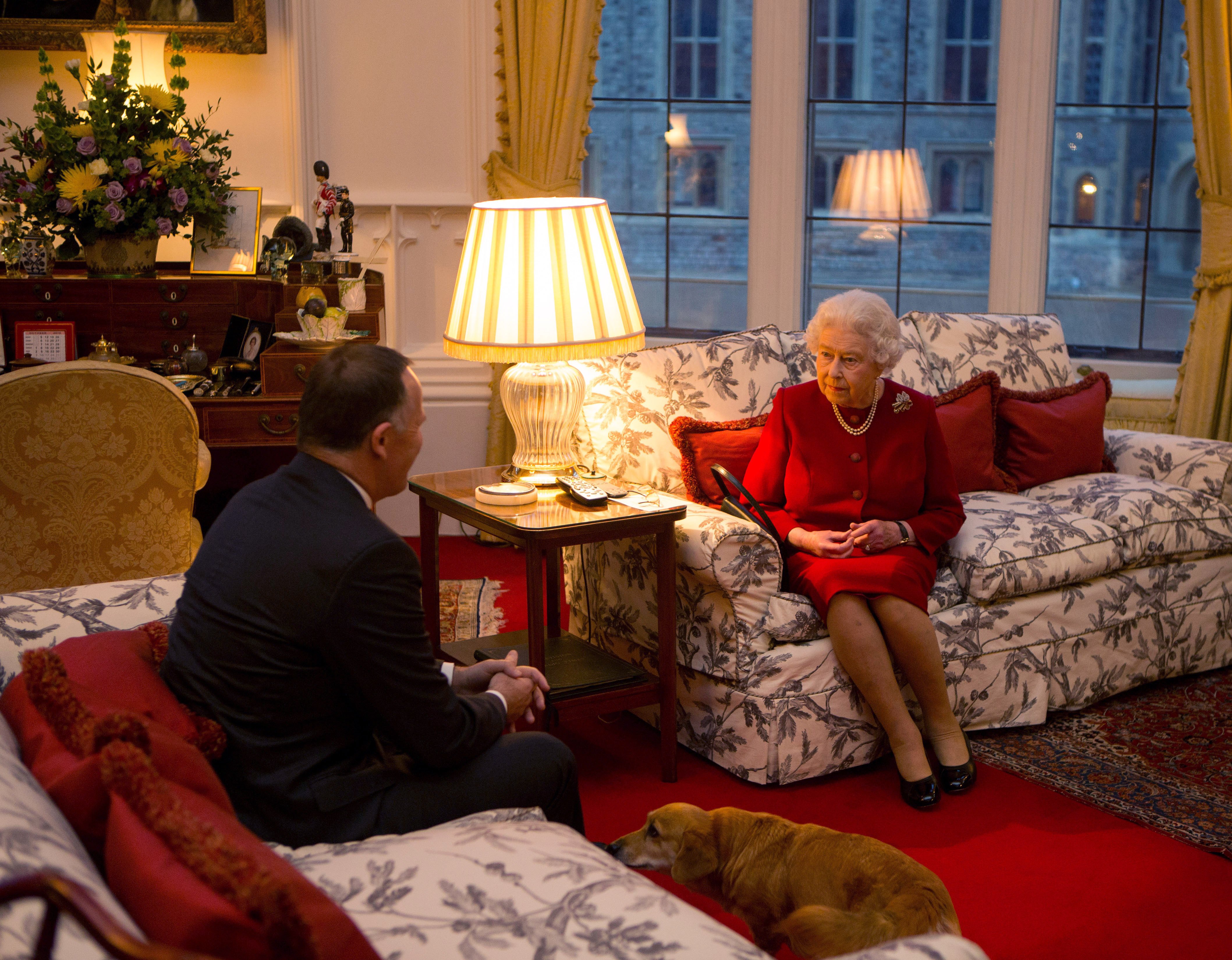 Königin Elizabeth II. spricht mit dem neuseeländischen Premierminister John Key bei einer Audienz auf Schloss Windsor am 29. Oktober 2015 in Windsor, England | Quelle: Getty Images