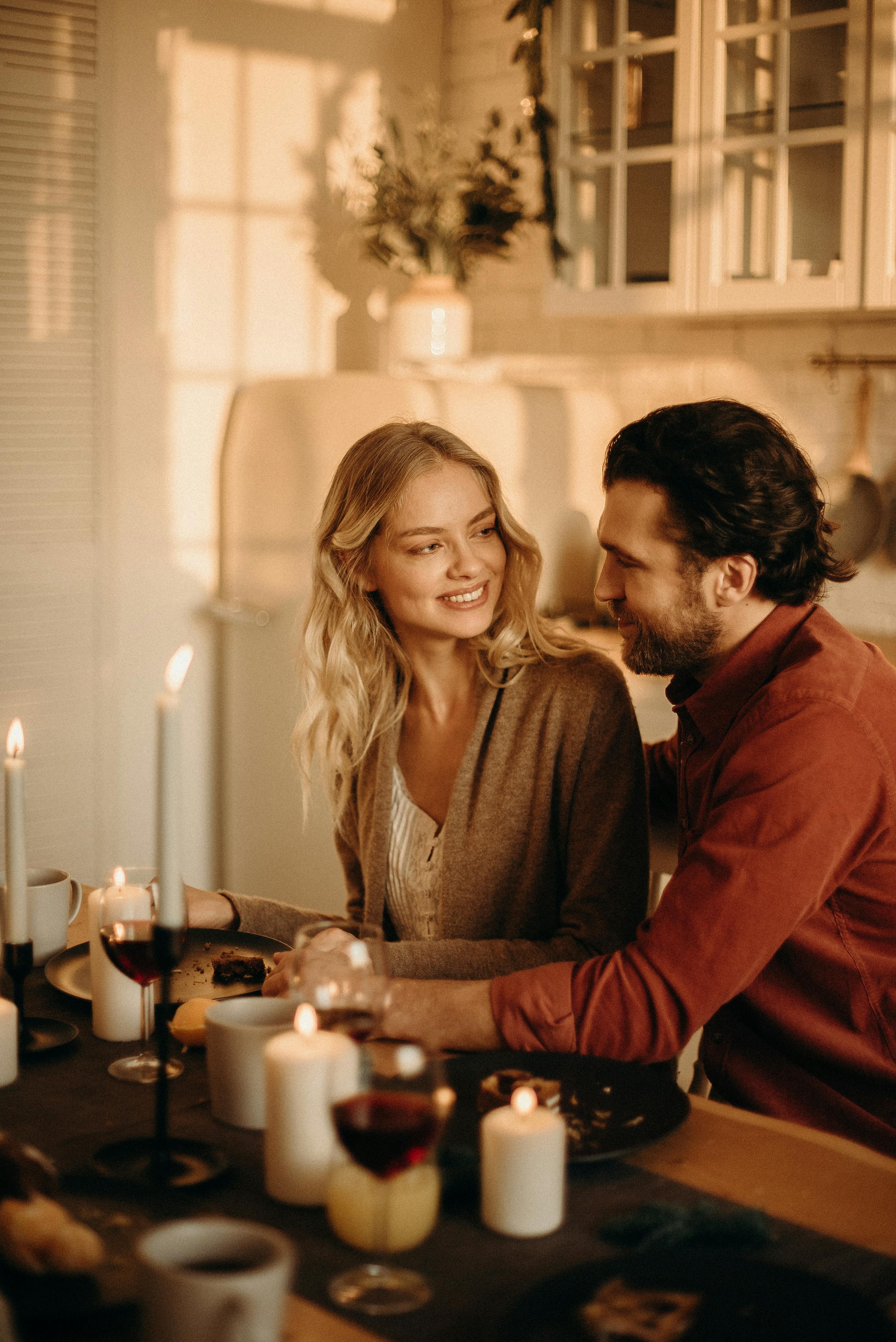 A couple at the dinner table | Source: Pexels