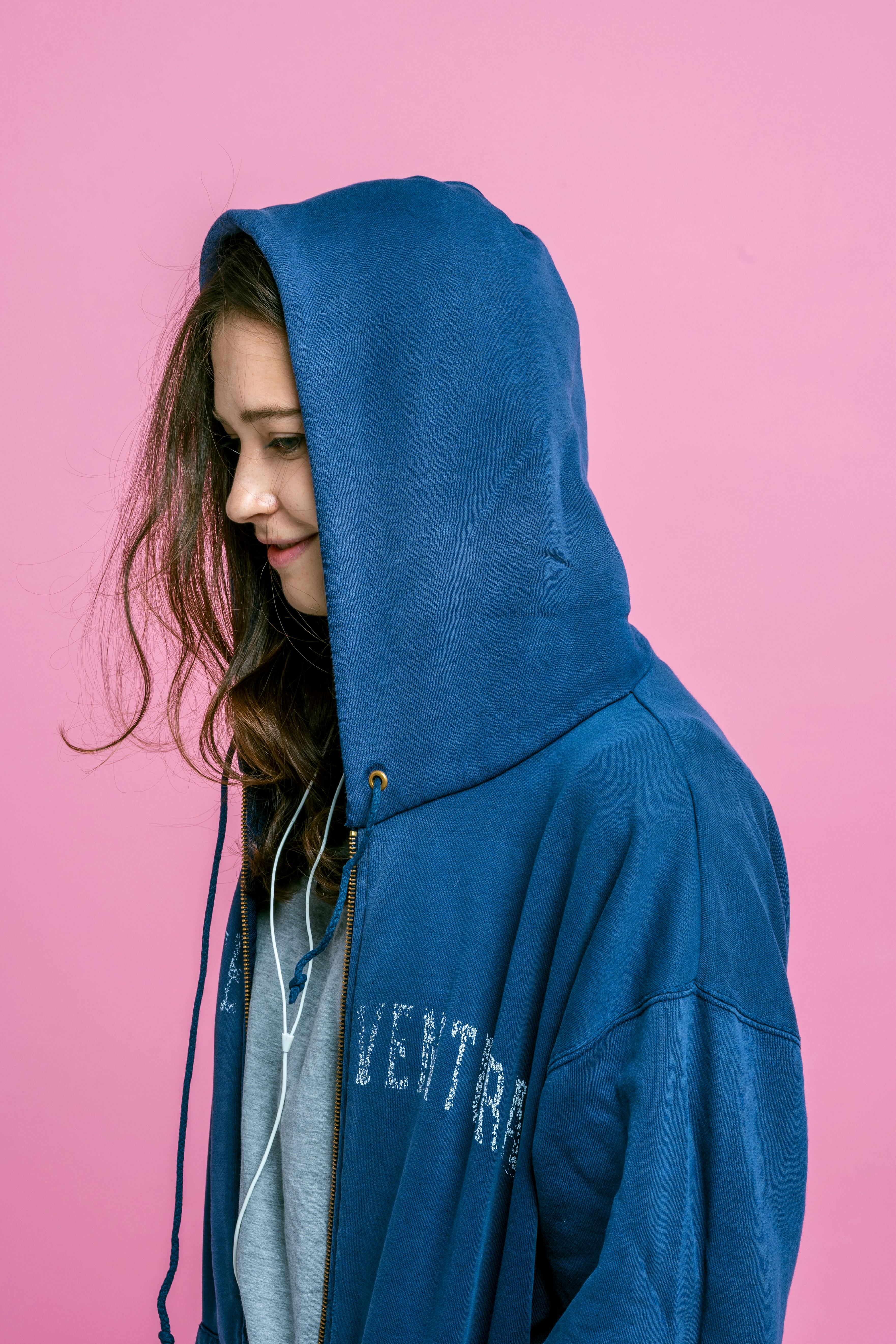 A girl wearing a hoodie | Source: Pexels