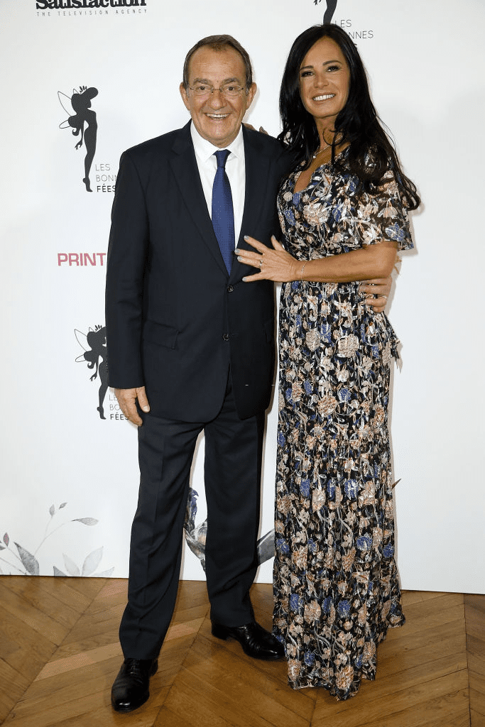 PARIS, FRANCE - 20 MARS : Le présentateur de télévision Jean-Pierre Pernaut et son épouse Miss France 1987 Nathalie Marquay assistent au Gala de bienfaisance "Les Bonnes Charges" à l'Hôtel D'Evreux le 20 mars 2017 à Paris, France. | Photo : Getty Images