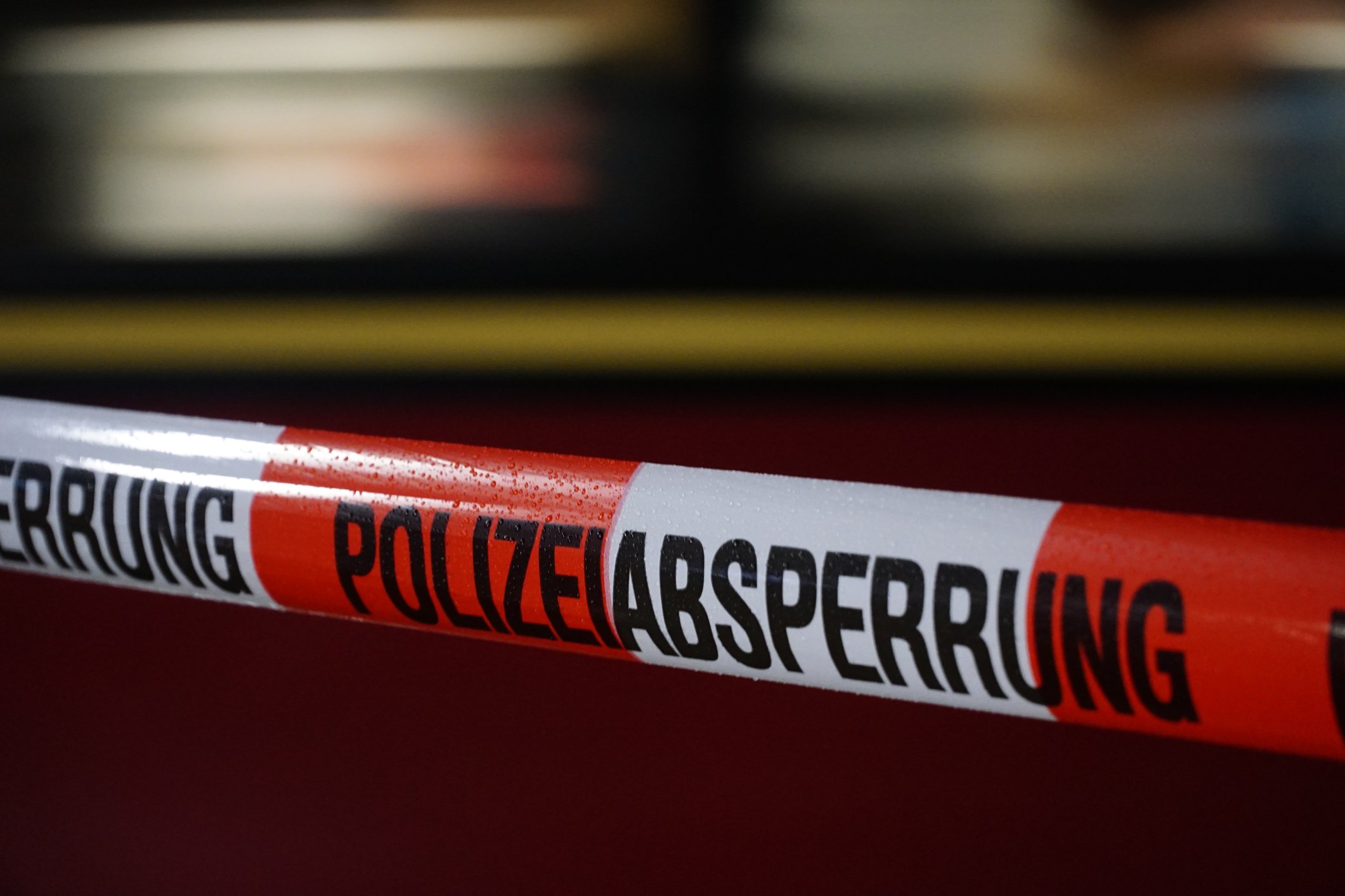 Sperrband der deutschen Polizei mit Regentropfen an einem Bahnhof in Berlin | Quelle: Getty Images