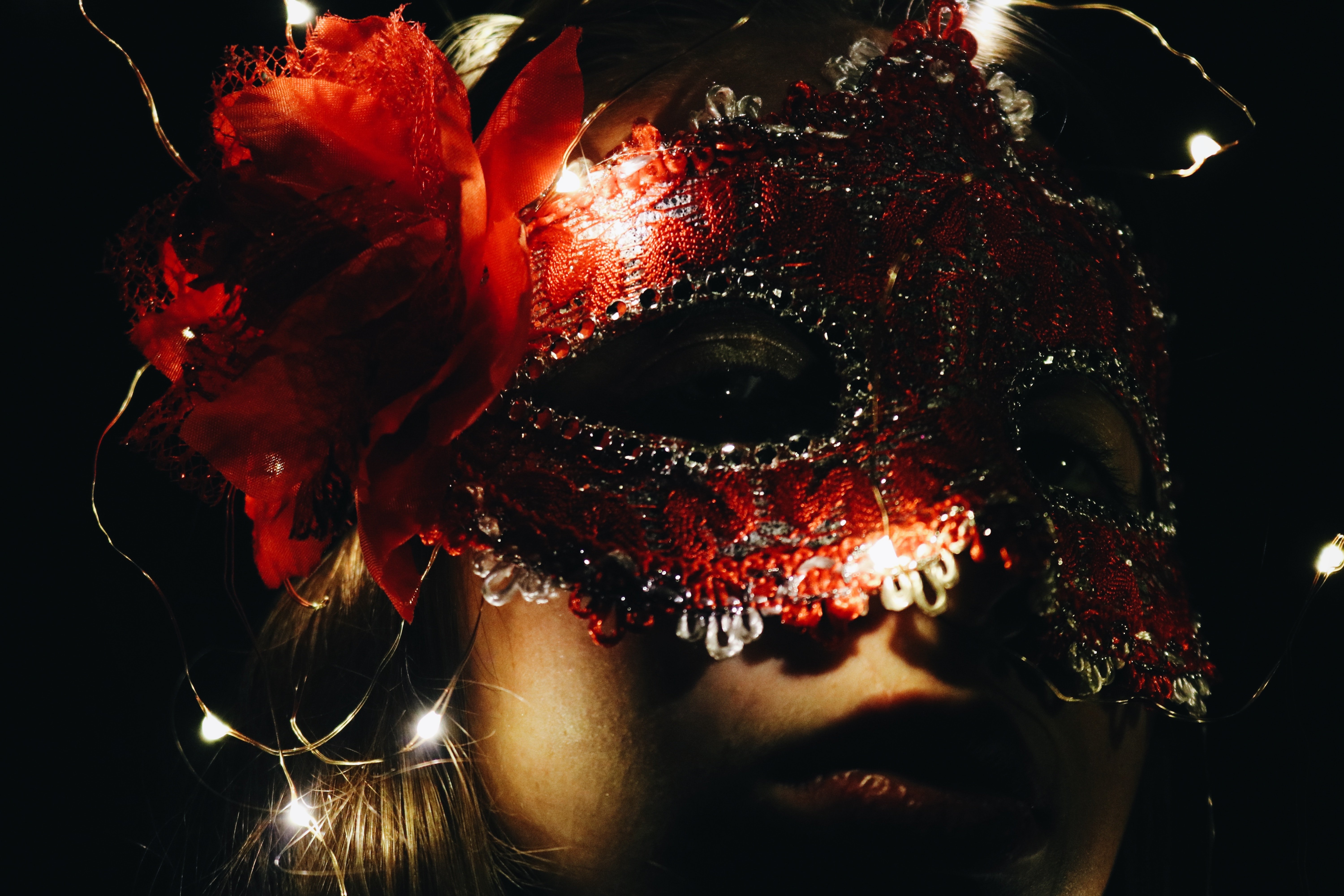 A woman wearing a masquerade mask | Source: Unsplash.com
