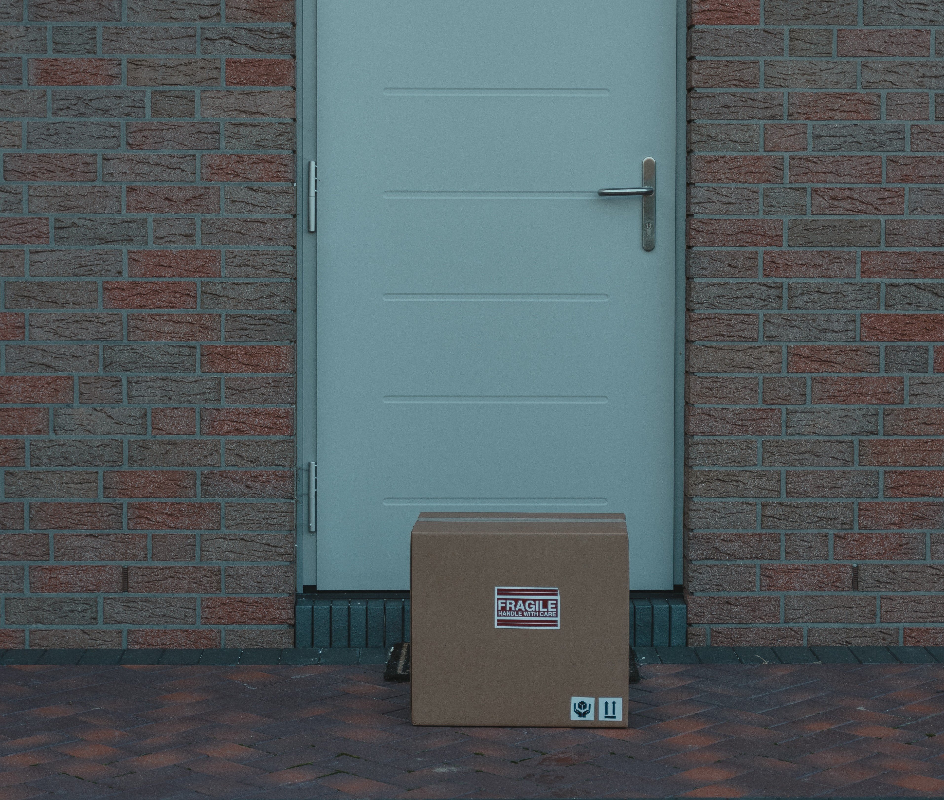 Paquete frente a una puerta. | Foto: Pexels