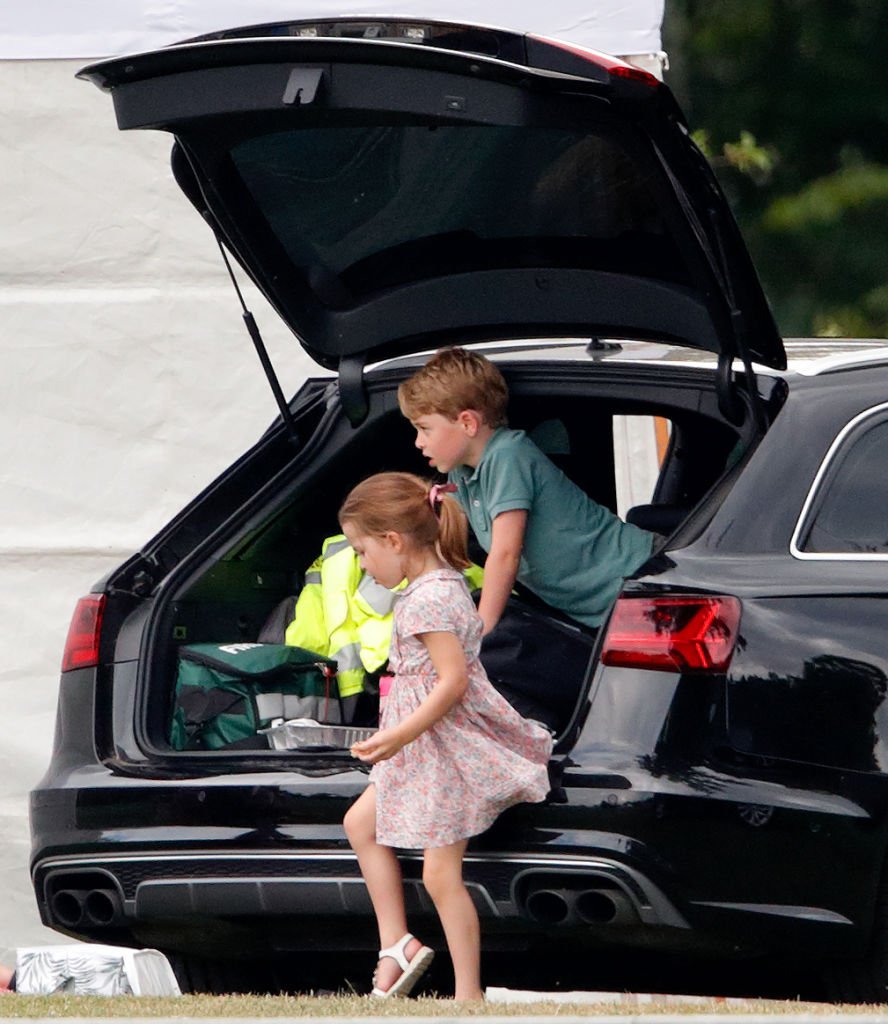 La princesse Charlotte de Cambridge et le prince George de Cambridge assistent au King Power Royal Charity Polo Match à Wokingham, en Angleterre | Photo: Getty Images La princesse Charlotte de Cambridge et le prince George de Cambridge assistent au King Power Royal Charity Polo Match à Wokingham, en Angleterre | Photo: Getty Images