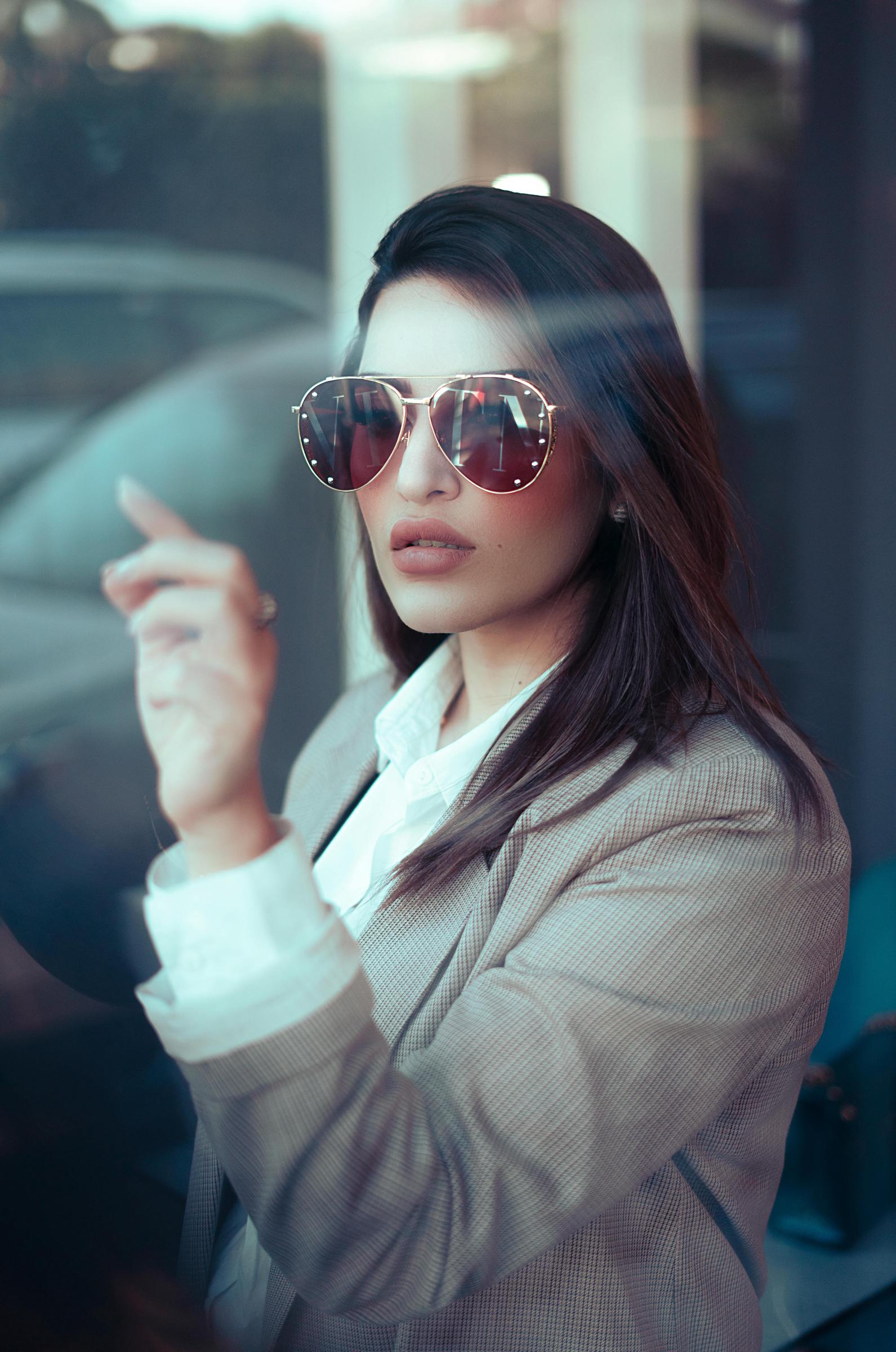 A serious woman wearing sunglasses | Source: Pexels