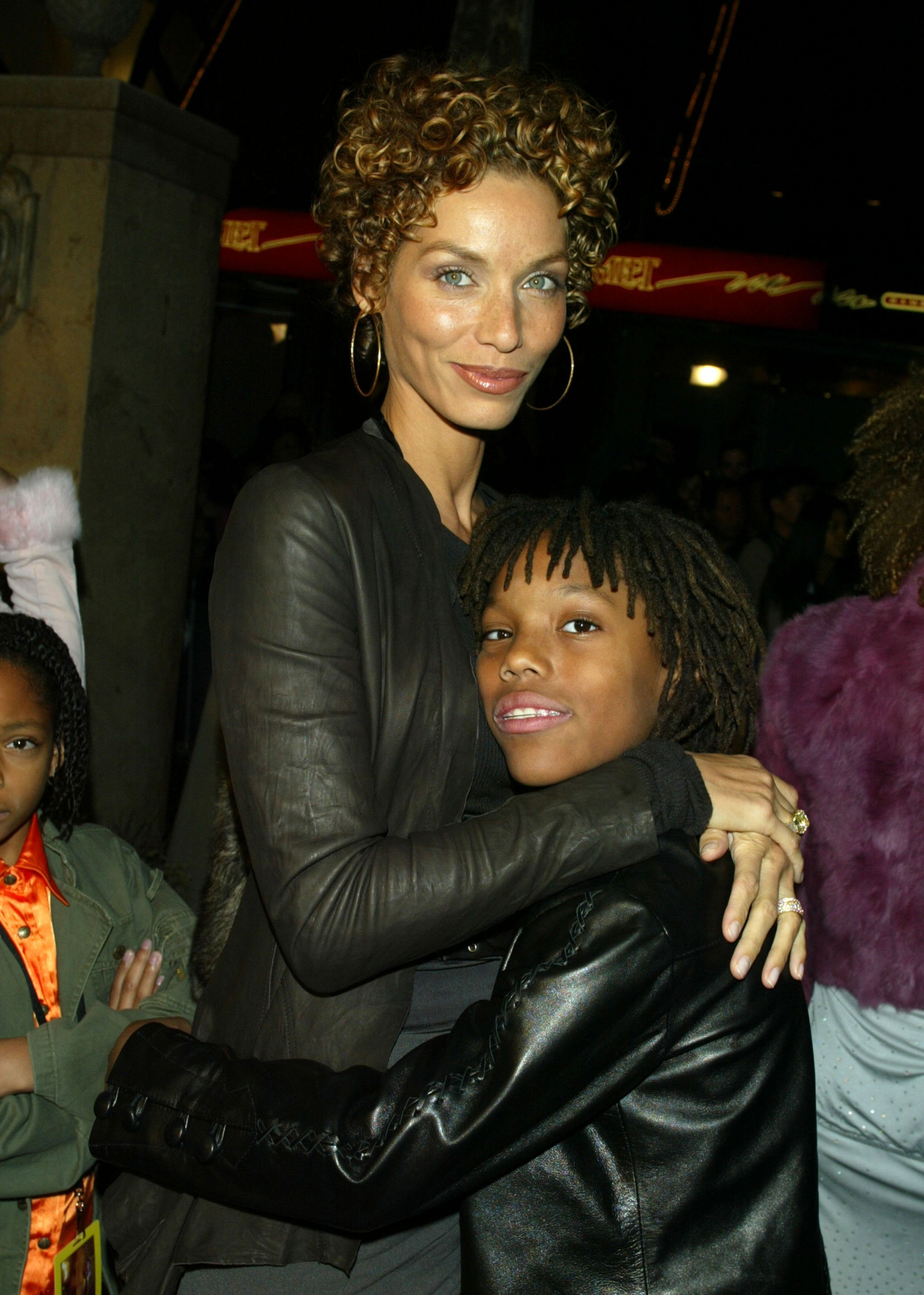 Nicole Mitchell (Eddie Murphy's ex-wife), and their son Myles on November 23, 2003 at the El Capitan Theater, in Los Angeles, California. | Source: Getty Images