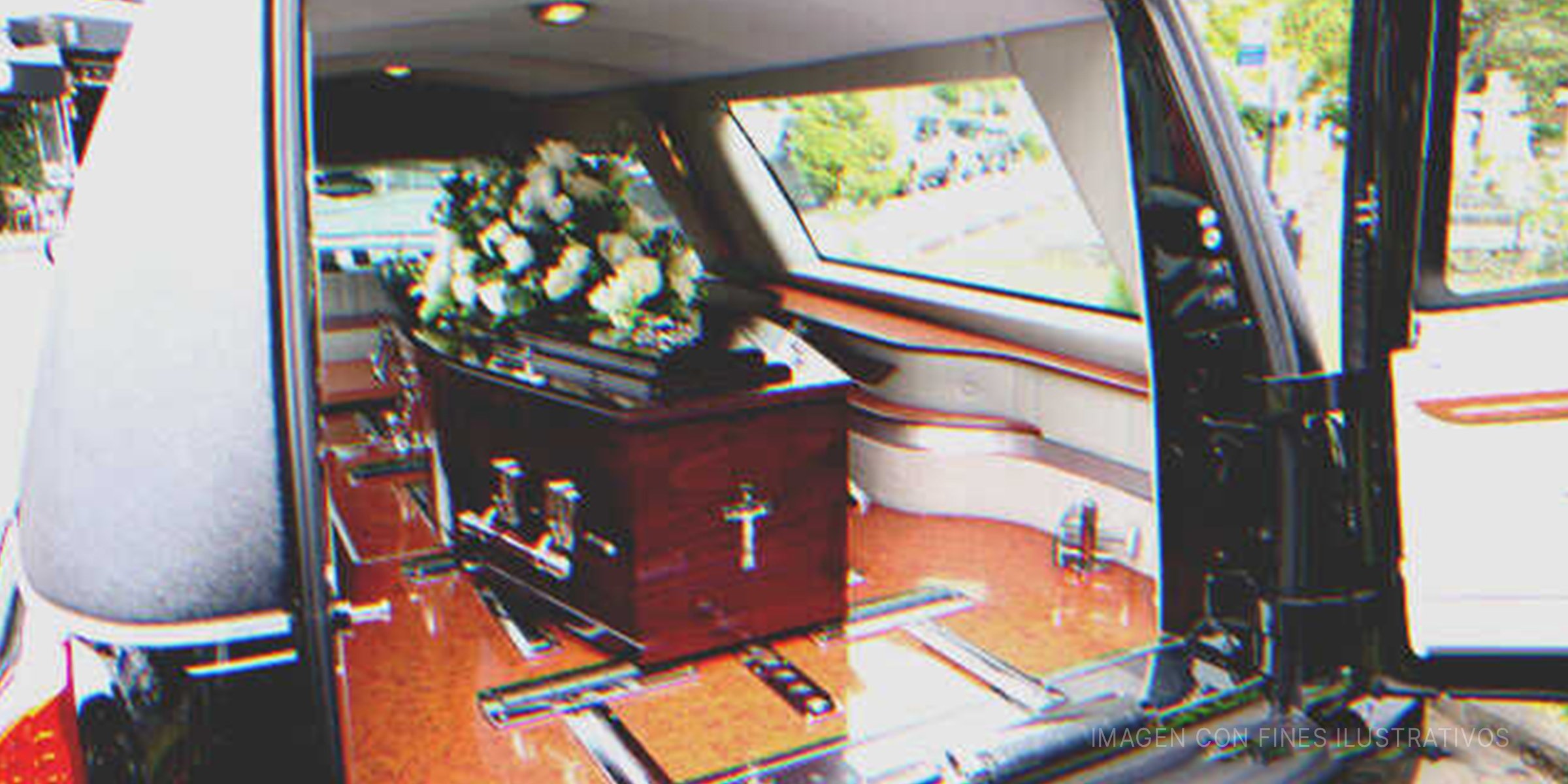 Un cajón en un auto fúnebre | Foto: Shutterstock 