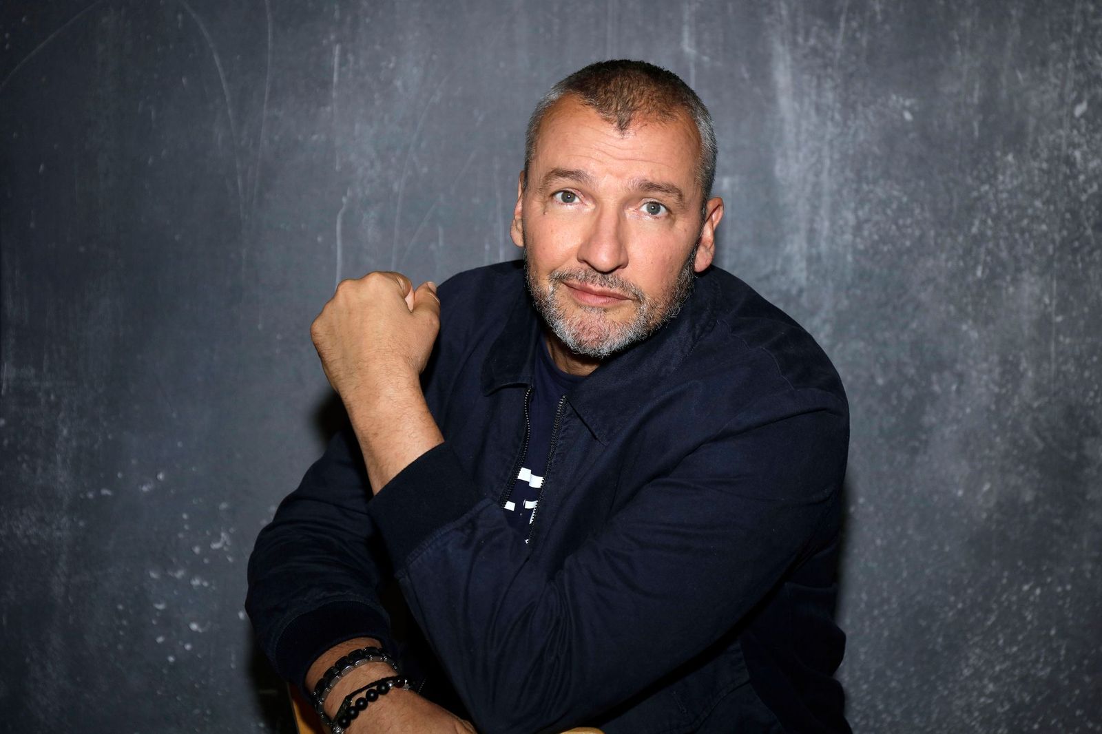 L'humoriste Maxime Van Laer pose lors d'une séance de portrait à Paris, France, le 18 juin 2020. | Photo : Getty Images