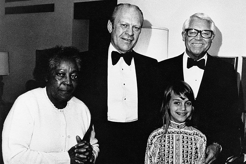 Jennifer and Cary Grant, Gerald Ford (top center), maid Willie in 1976 at the Century Plaza Hotel President's Suite, Los Angeles | Source: Wikimedia Commons