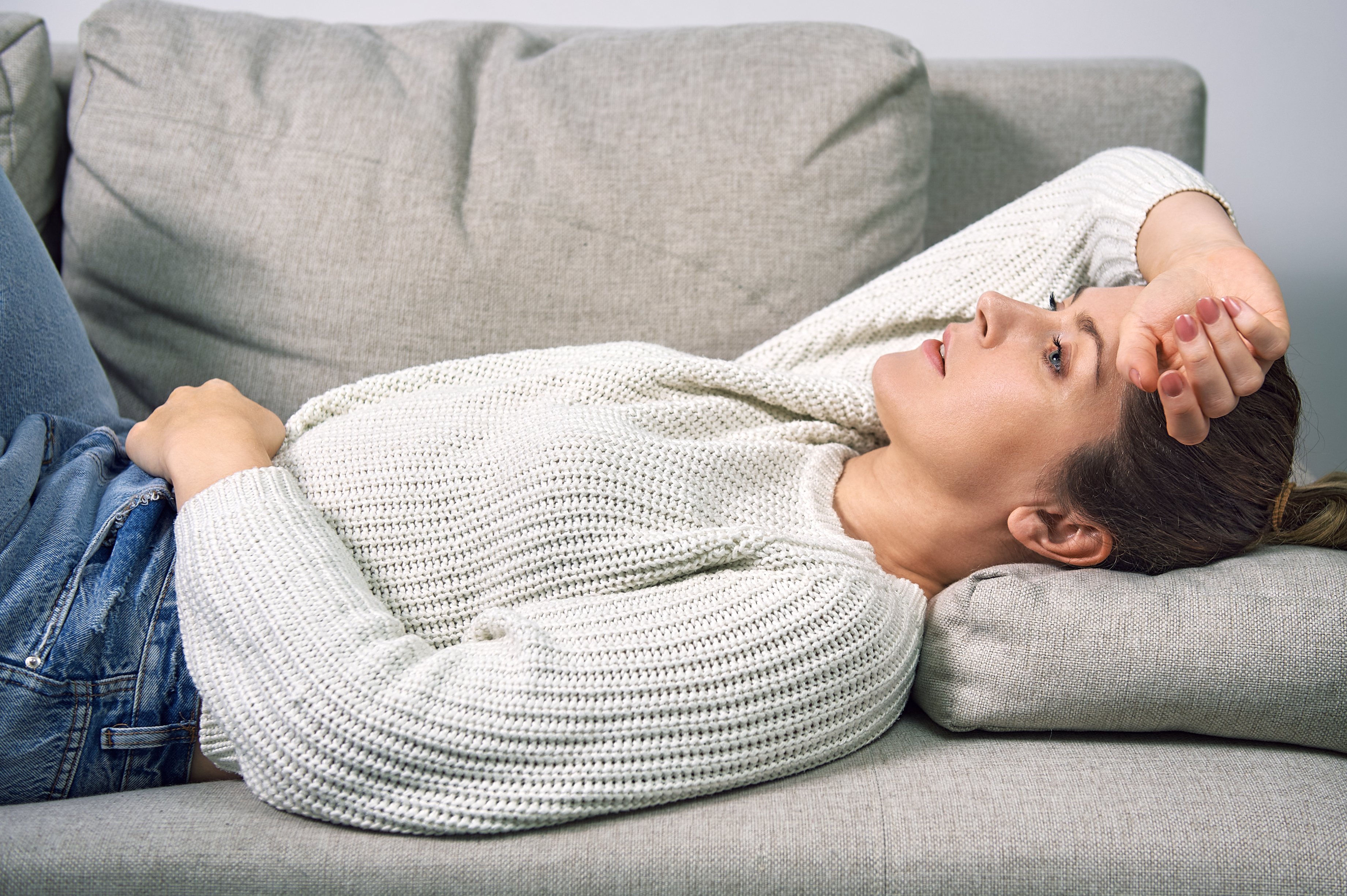 Eine Frau hat Bauchschmerzen | Quelle: Getty Images