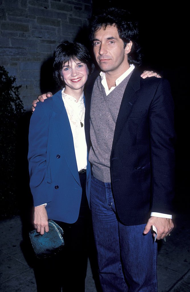 Cindy Williams and Bill Hudson pose for a photo with arms around each other. | Source: Getty Images