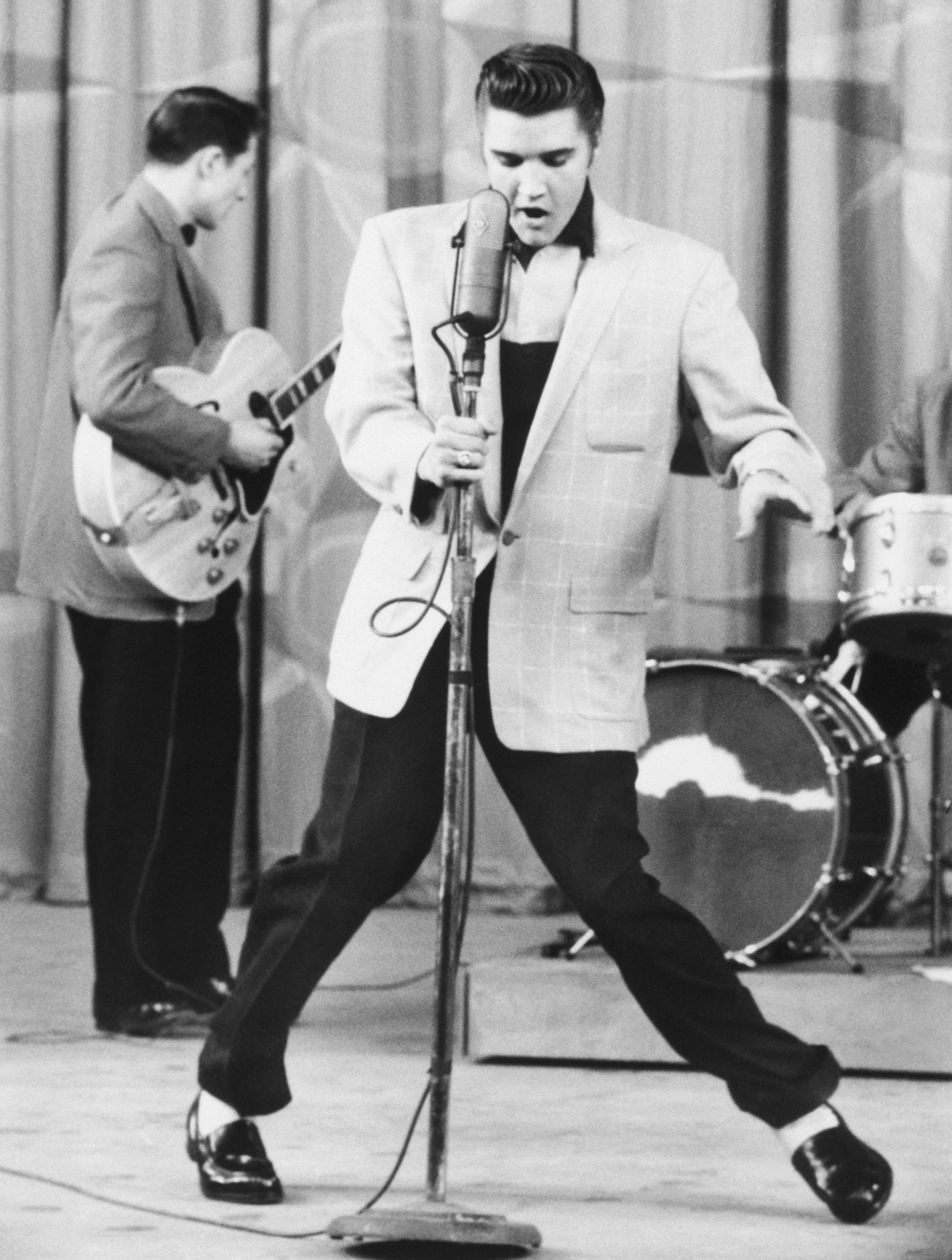 Elvis Presley performing Hillbilly Heartbreak on stage in Hollywood, California, on June 22, 1956. | Source: Getty Images