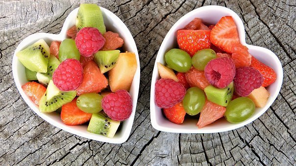 Zwei Schalen mit Obstsalat auf einem Tisch | Quelle: Pixabay