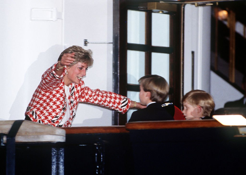 La princesa Diana saluda a sus hijos, los príncipes William y Harry, en la cubierta del yate Britannia durante una visita oficial a Canadá el 23 de octubre de 1991. | Foto: Getty Images 