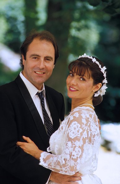 Portrait du chanteur Michel Delpech et Geneviève Garnier-Fabre le jour de leur mariage. | Photo : Getty Images. Portrait du chanteur Michel Delpech et Geneviève Garnier-Fabre le jour de leur mariage. | Photo : Getty Images.