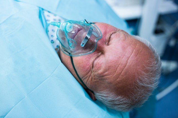 Patient lying on a hospital bed. | Photo: Shutterstock