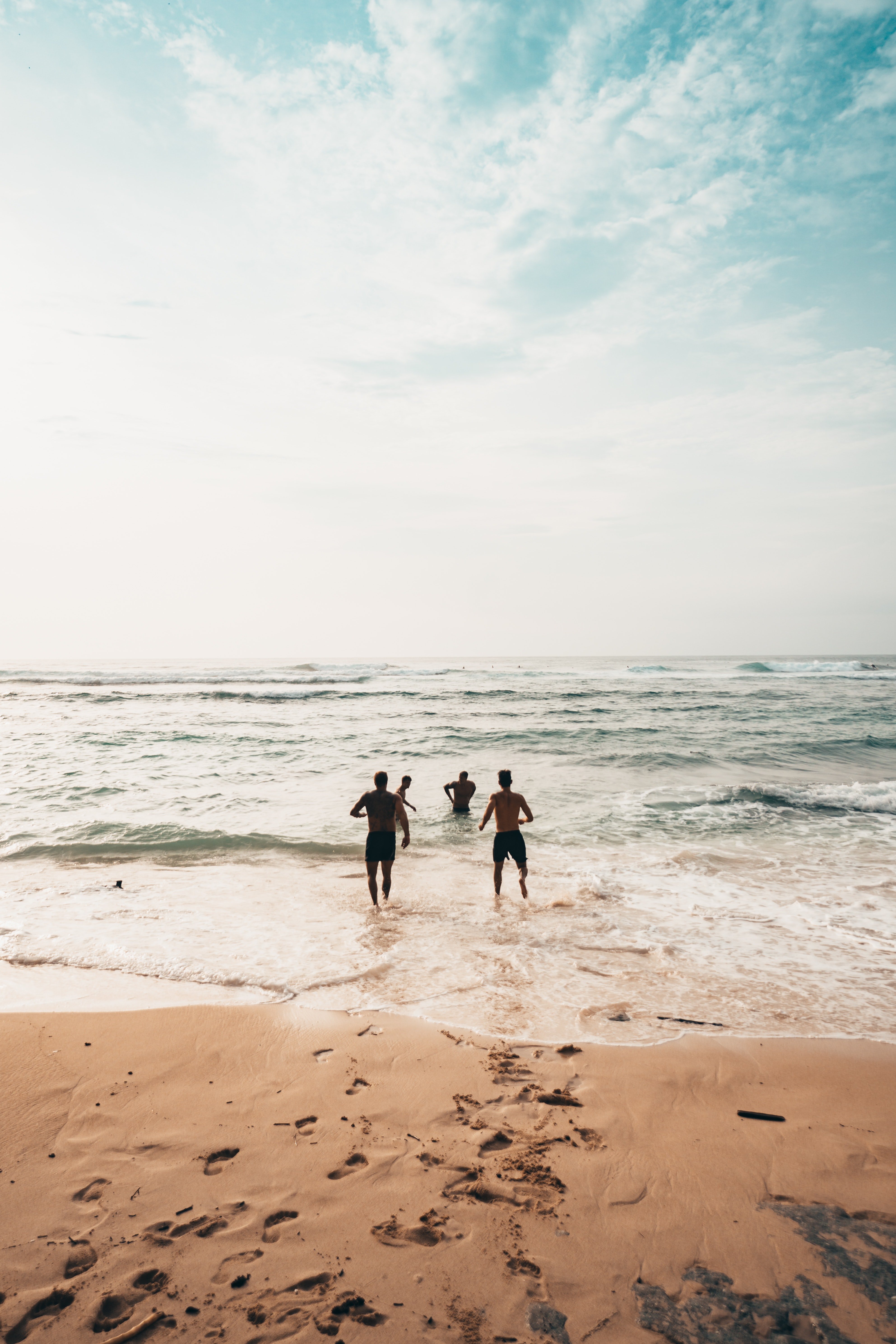 Eine Gruppe von Männern am Strand | Quelle: Pixabay