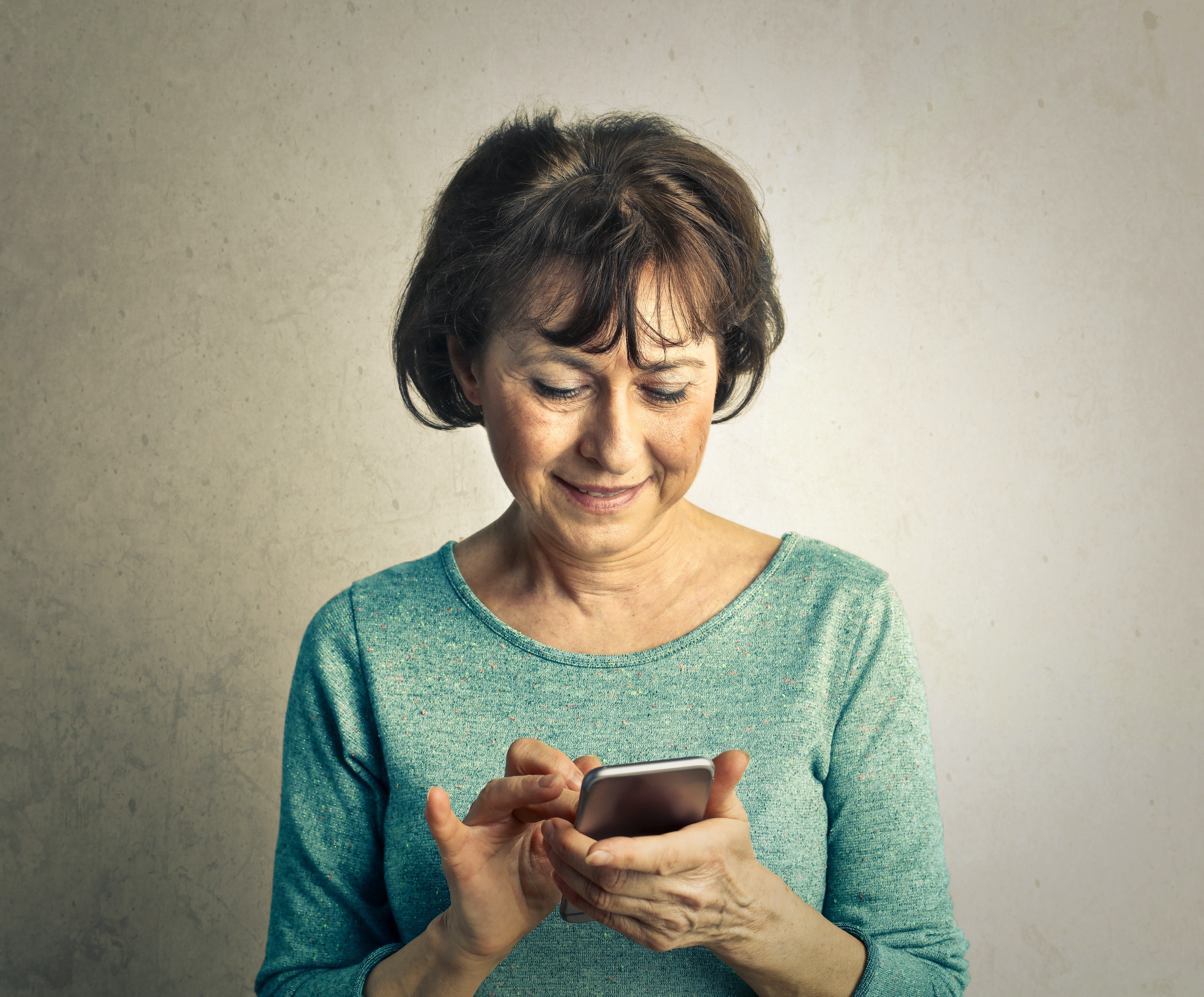 Elderly woman on phone | Photo: Pexels