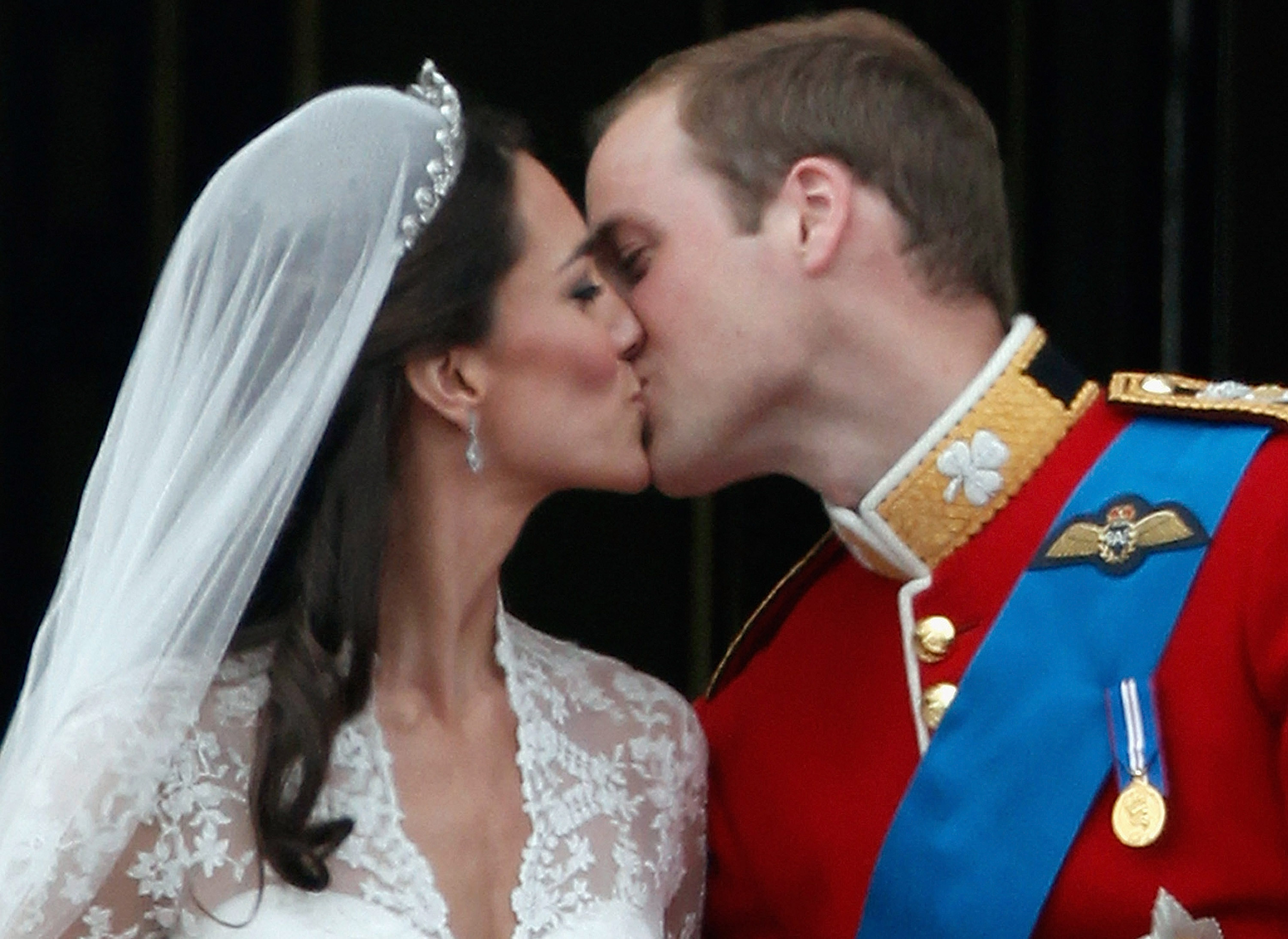 Catherine Middleton and Prince William kiss on the balcony at Buckingham Palace on April 29, 2011, in London, England. | Source: Getty Images