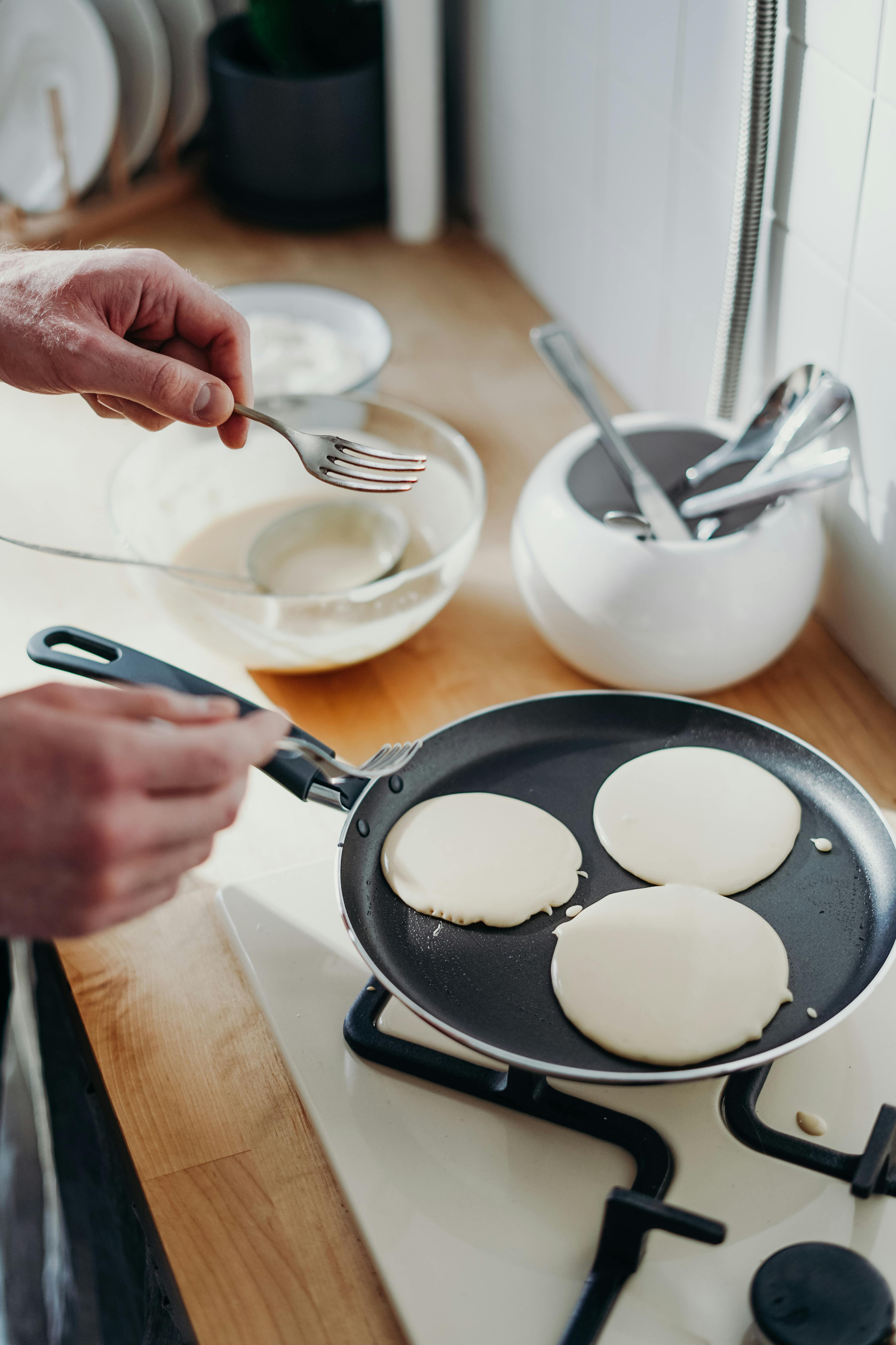 Man makes pancakes | Source: Pexels