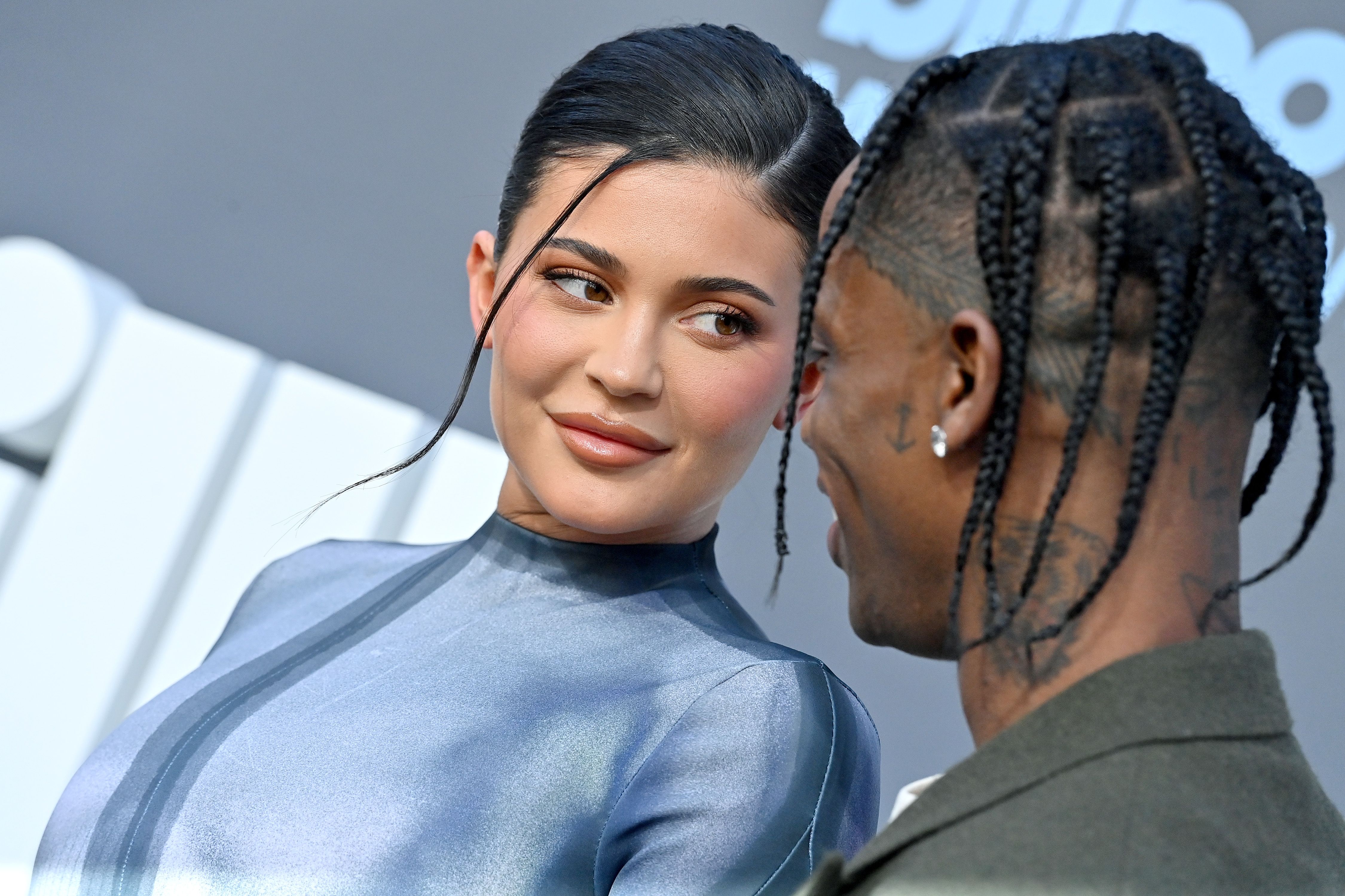 Kylie Jenner ve Travis Scott, 15 Mayıs 2022'de Las Vegas, Nevada'da MGM Grand Garden Arena'da düzenlenen 2022 Billboard Müzik Ödülleri sırasında.  |  Kaynak: Getty Images