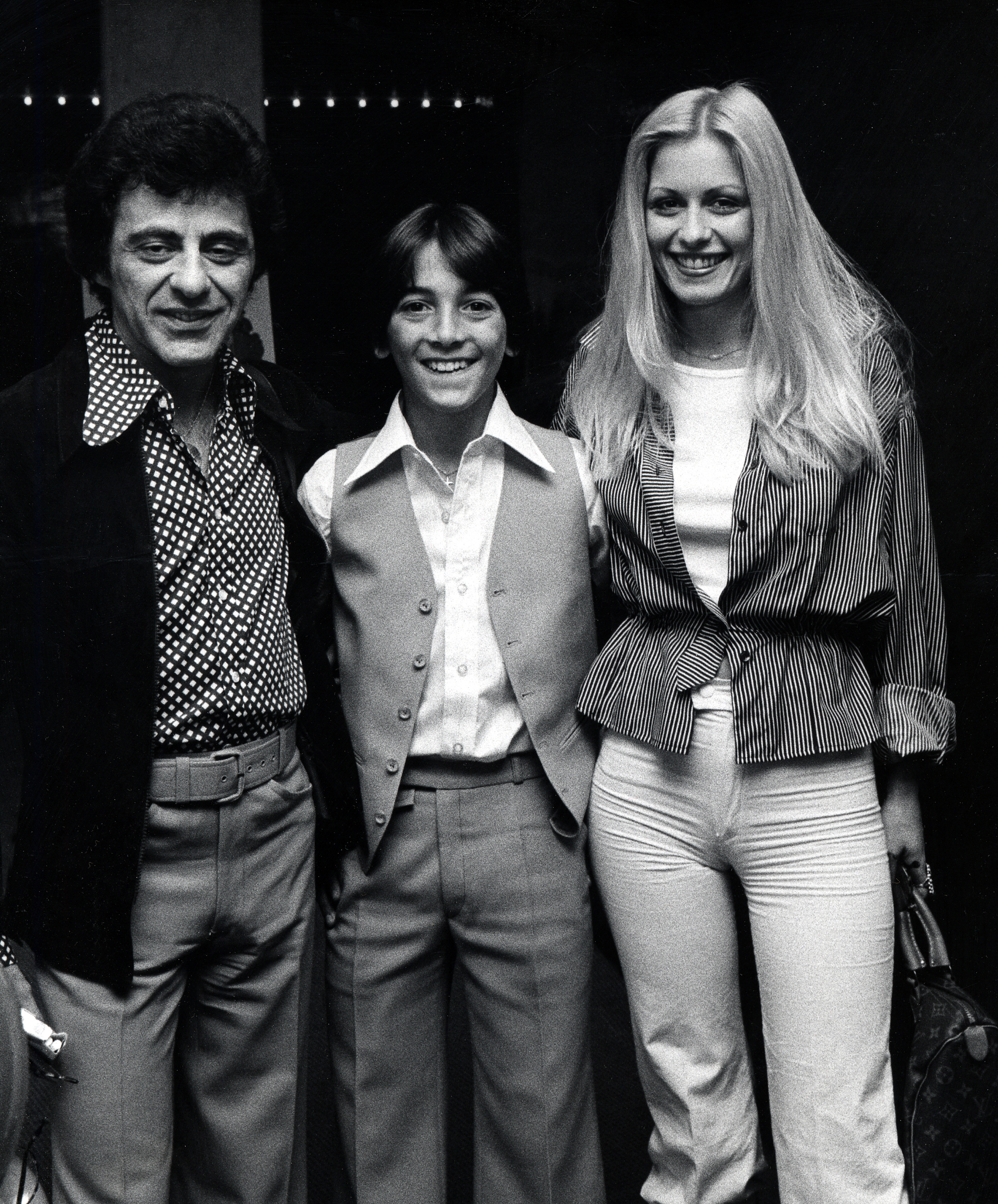 Frankie Valli with his wife and the young star at the premiere of "Bugsy Malone" on September 12, 1976. | Source: Getty Images