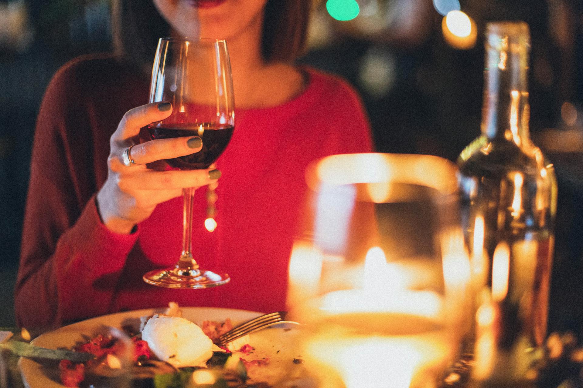 A woman in a restaurant | Source: Pexels