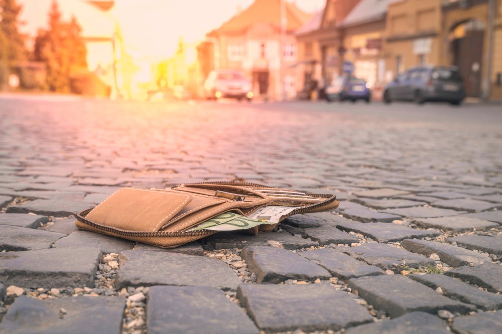 Billetera tirada en el suelo. | Foto: Shutterstock