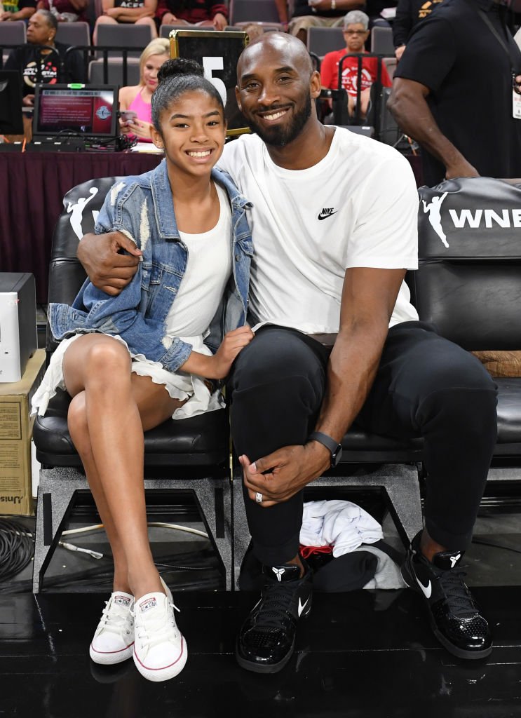 Gianna Bryant y su padre, el ex jugador de la NBA Kobe Bryant, en el Juego de Estrellas de la WNBA 2019. | Foto: Getty Images