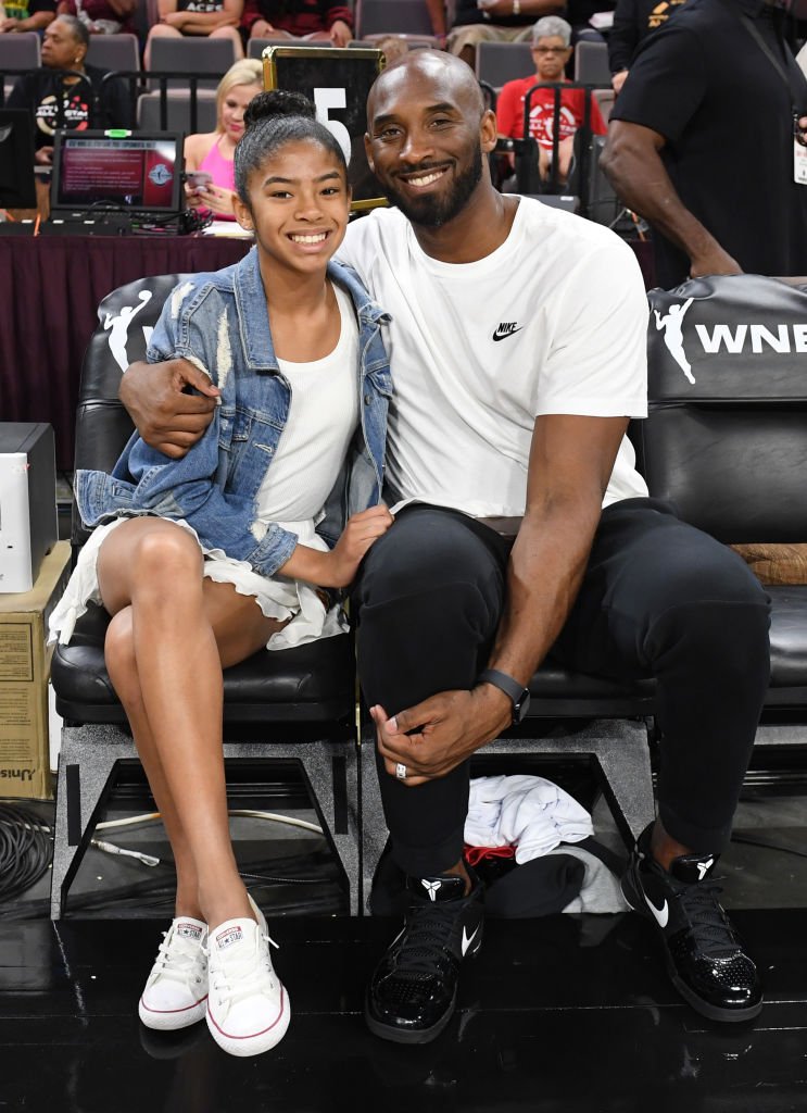 Gianna Bryant y su padre, el ex jugador de la NBA Kobe Bryant, en el Juego de Estrellas de la WNBA 2019. | Foto: Getty Images