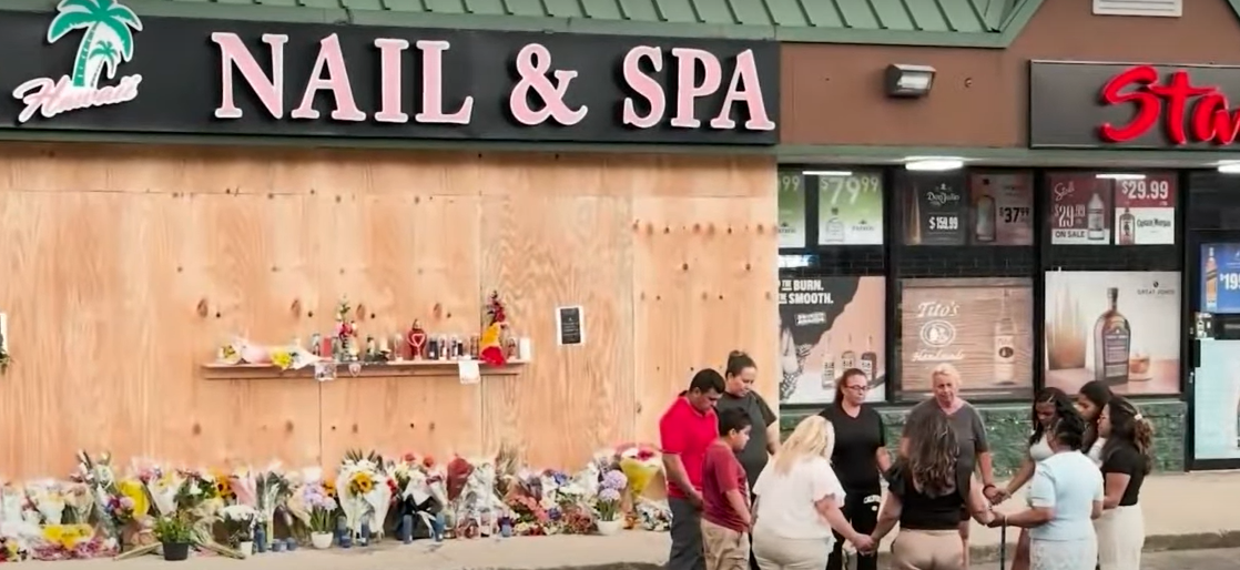 People gather to offer their tribute and prayers at the fateful crash site | Source: YouTube / CBS New York