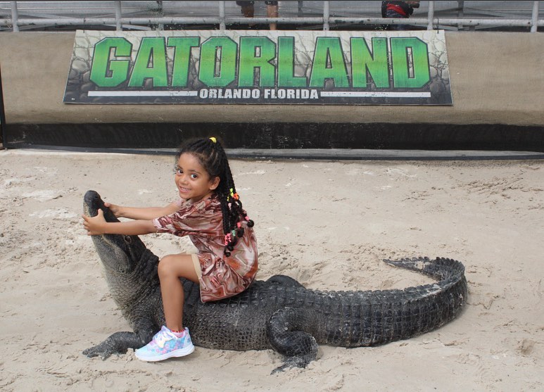Elleven Broadus pictured sitting on top of an alligator, dated August 2023 | Source: Instagram/sorayaspanish