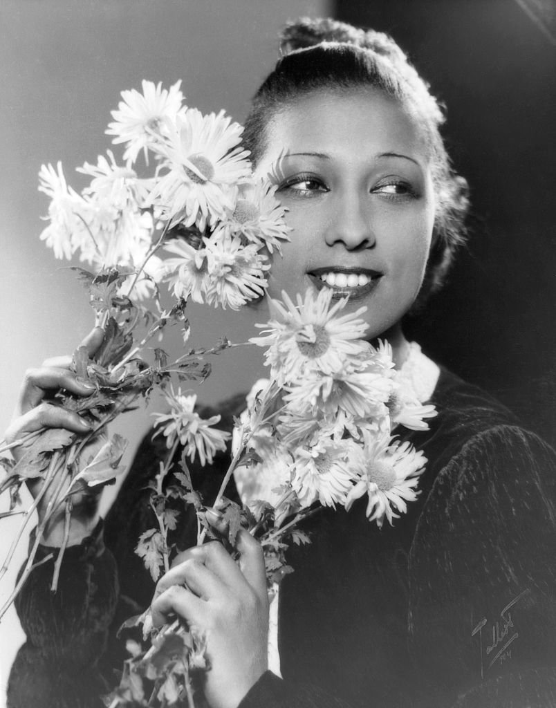 La chanteuse et actrice Joséphine Baker avec des marguerites. | Photo : Getty Images