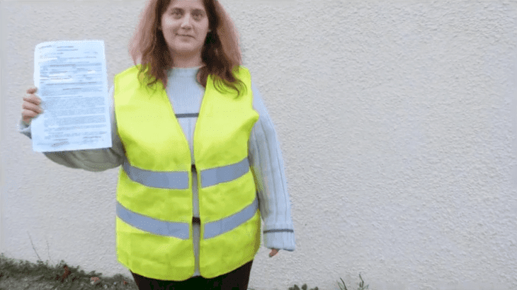 Source: Sonia Echaroux tenant dans sa main la plainte | Youtube / Des Nouvelles Interessantes