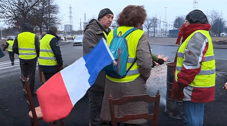 Un Gilet Jaune Enceinte De 5 Mois A été Violemment