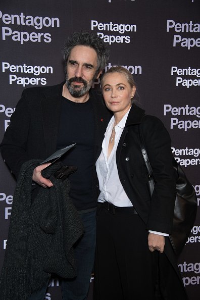 Frédéric Chaudier et Emmanuelle Beart assistent à la première de "Pentagon Papers" (The Post) au Cinéma UGC Normandie le 13 janvier 2018 à Paris, France. | Photo : Getty Images