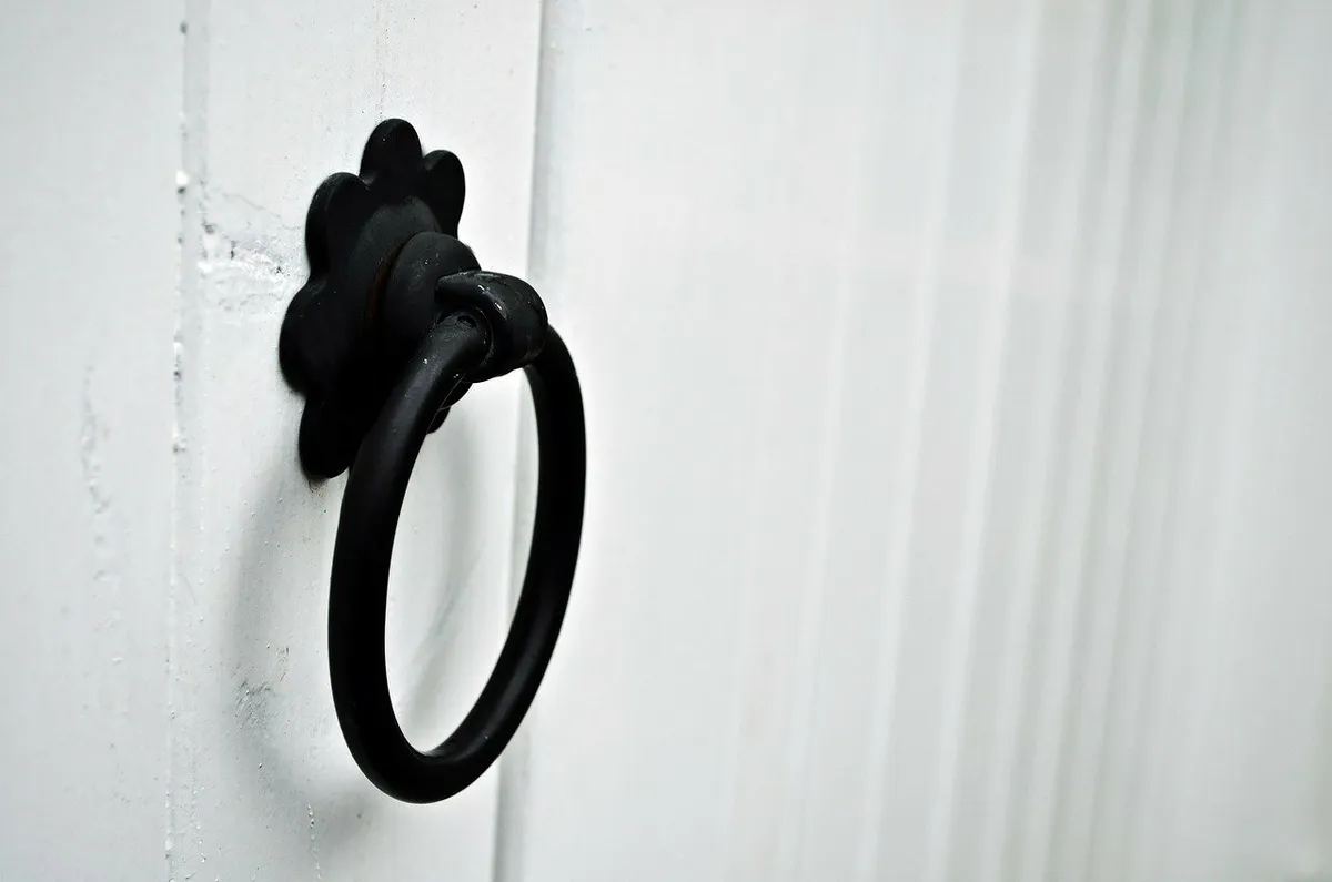J'ai frappé à la porte de Cheryl, pas tout à fait sûre de ce à quoi je m'attendais | Source : Pexels