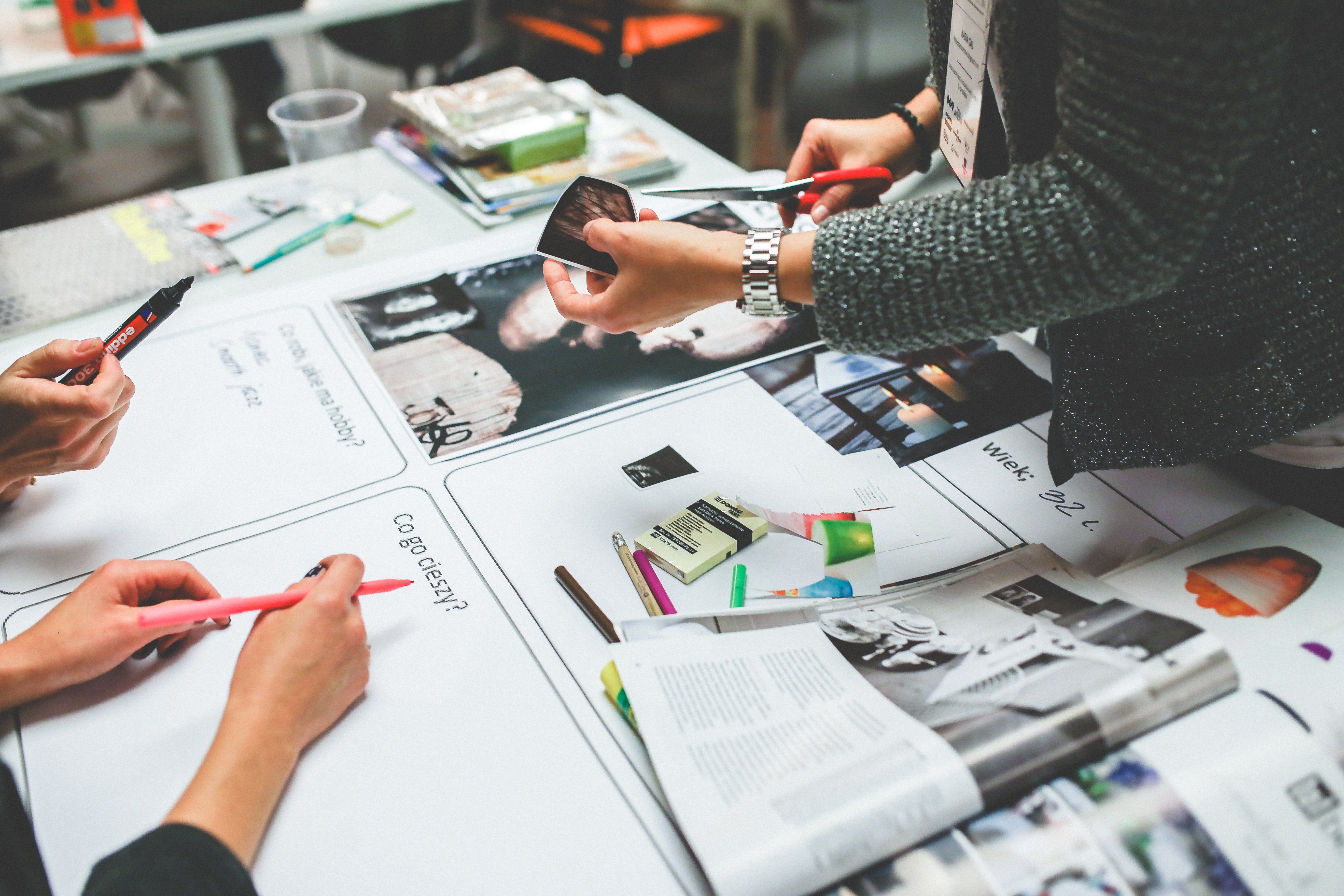 A group of people working together on a creative project. | Photo: Pexels. 