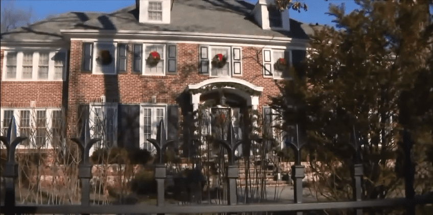 Glimpse Inside The Real Home Alone House The Iconic Residence At 671 Lincoln Ave