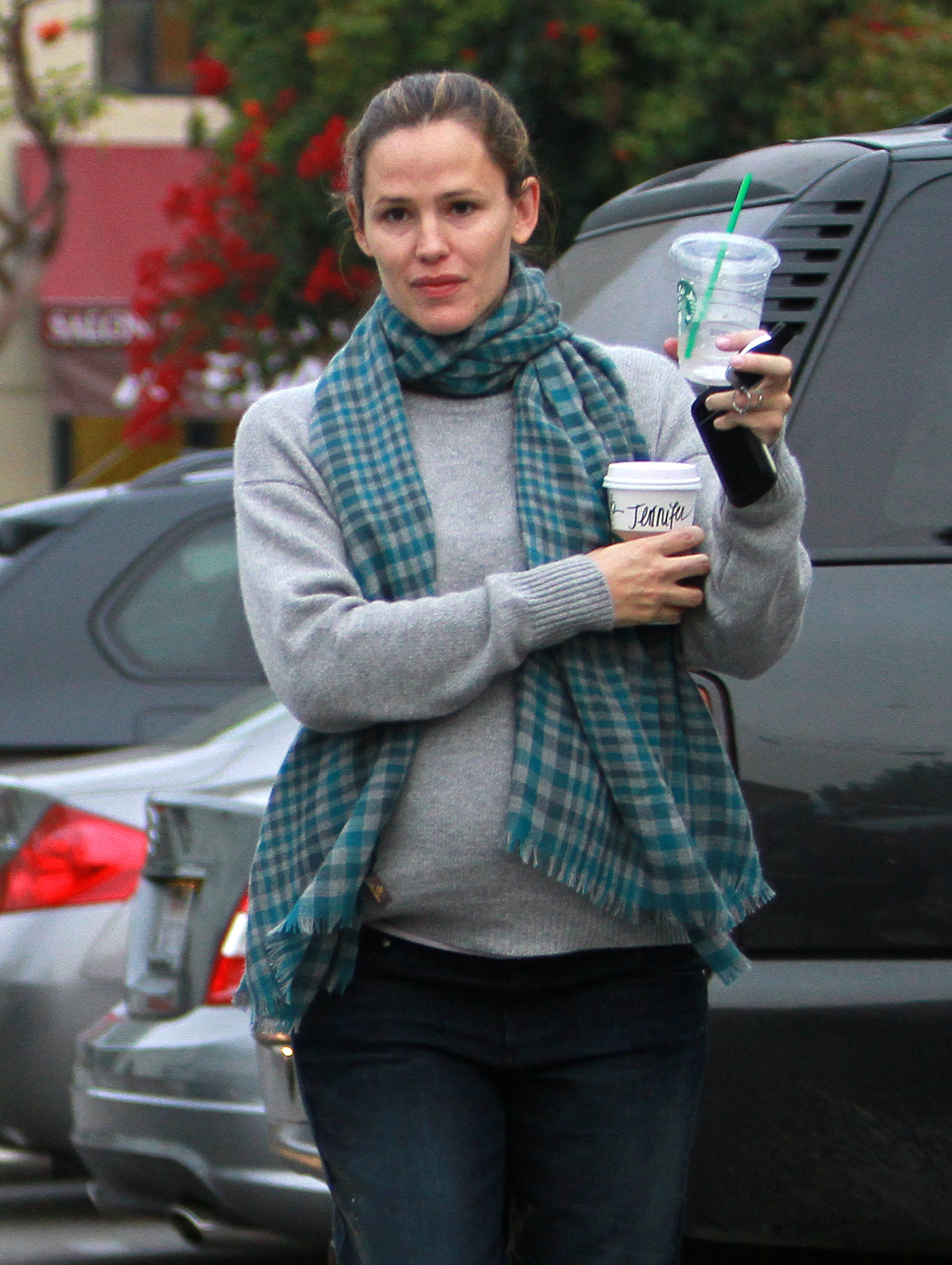 Jennifer Garner walks with a beverage in hand in Brentwood on October 24, 2011, in Los Angeles, California. | Source: Getty Images