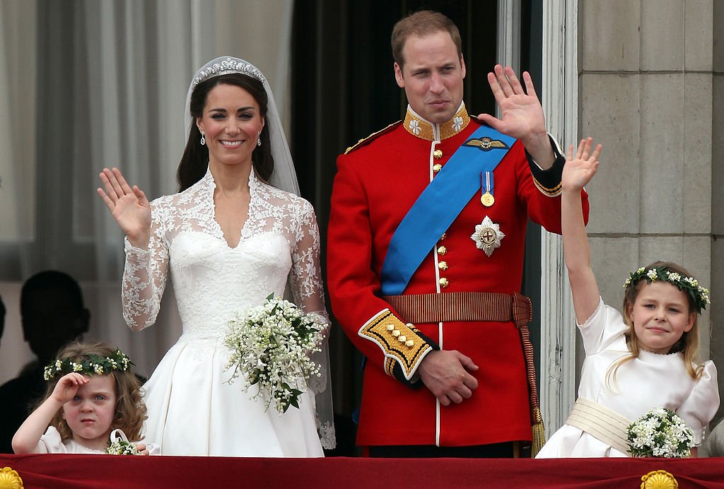 Le prince William, duc de Cambridge, Catherine, duchesse de Cambridge et les demoiselles d'honneur Grace Van Cutsem (à gauche) et Margarita Armstrong-Jones saluent les sympathisants depuis le balcon du palais de Buckingham le 29 avril 2011 à Londres | Photo : Getty Images