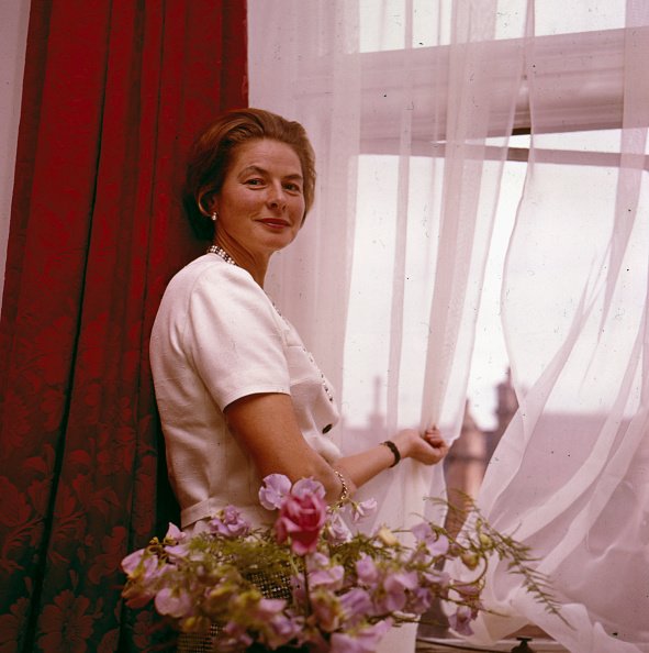 Die schwedische Schauspielerin Ingrid Bergman (1915-1982) posierte 1964 an einem offenen Fenster in London | Quelle: Getty Images