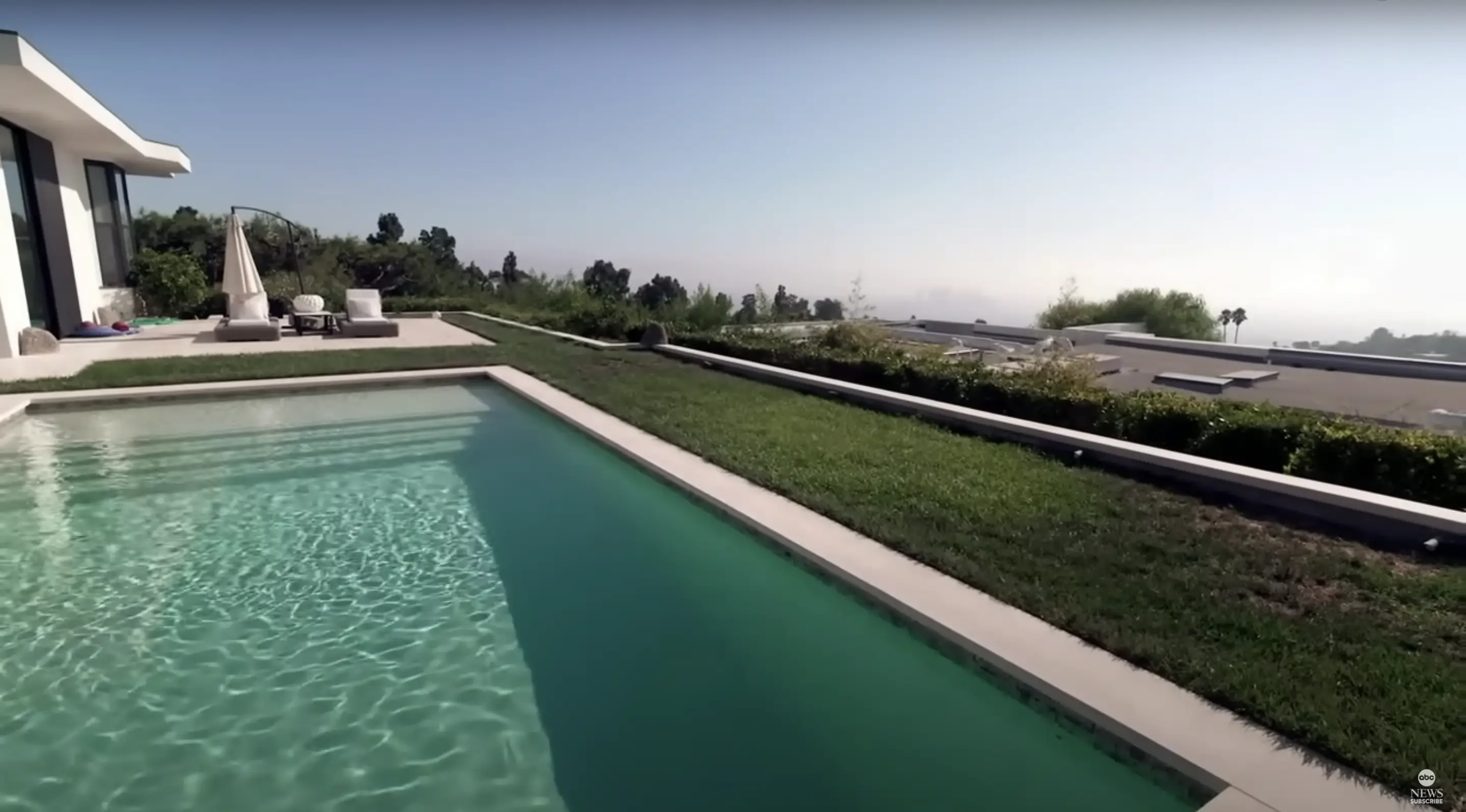 Matthew Perry's pool from a video dated October 29, 2022 | Source: Youtube.com/@ABCNews