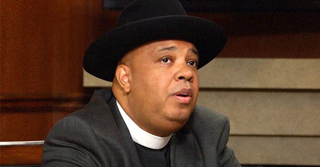 Rev. Run during an interview on the Larry King Show | Photo: YouTube/Larry King