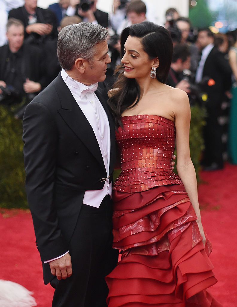 George et Amal Clooney lors du gala de charité "China : Through the Looking Glass", le gala de bienfaisance du Costume Institute, le 4 mai 2015. | Photo : Getty Images
