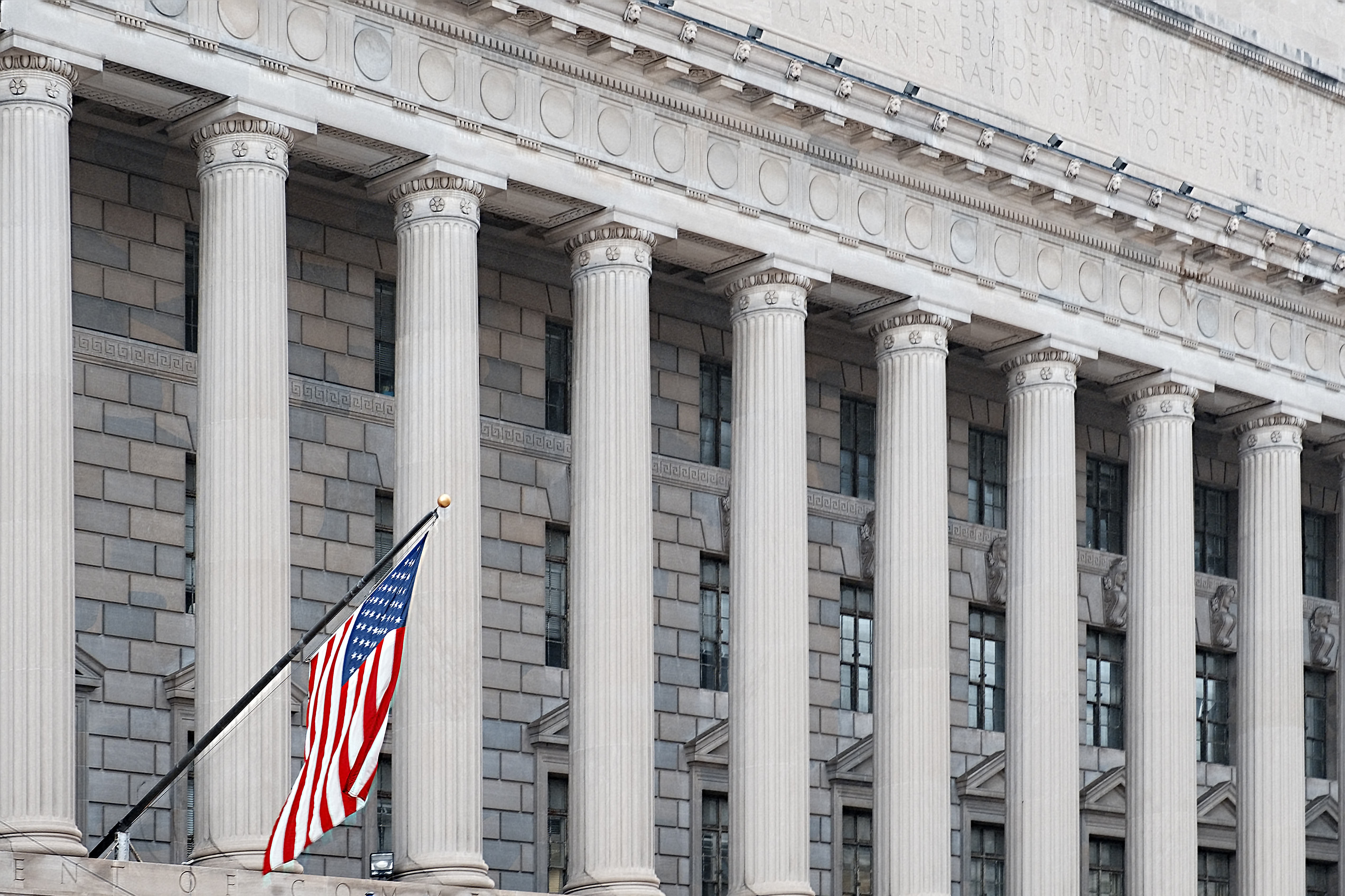 Die US-Flagge vor dem Hintergrund eines Gebäudes mit Säulen | Quelle: Shutterstock