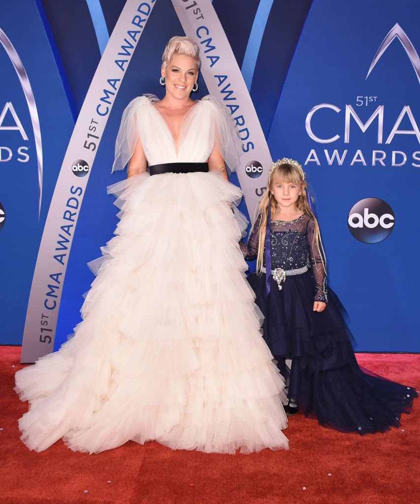 Willow Sage Hart and Pink attend the 51st annual CMA Awards at the Bridgestone Arena on November 8, 2017 in Nashville, Tennessee | Photo: Getty Images