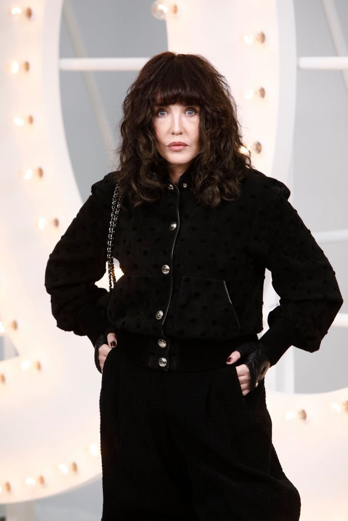 Isabelle Adjani assiste au défilé Chanel Womenswear Spring Summer 2021 au Grand Palais le 06 octobre 2020 à Paris, France. | Photo : Getty Images